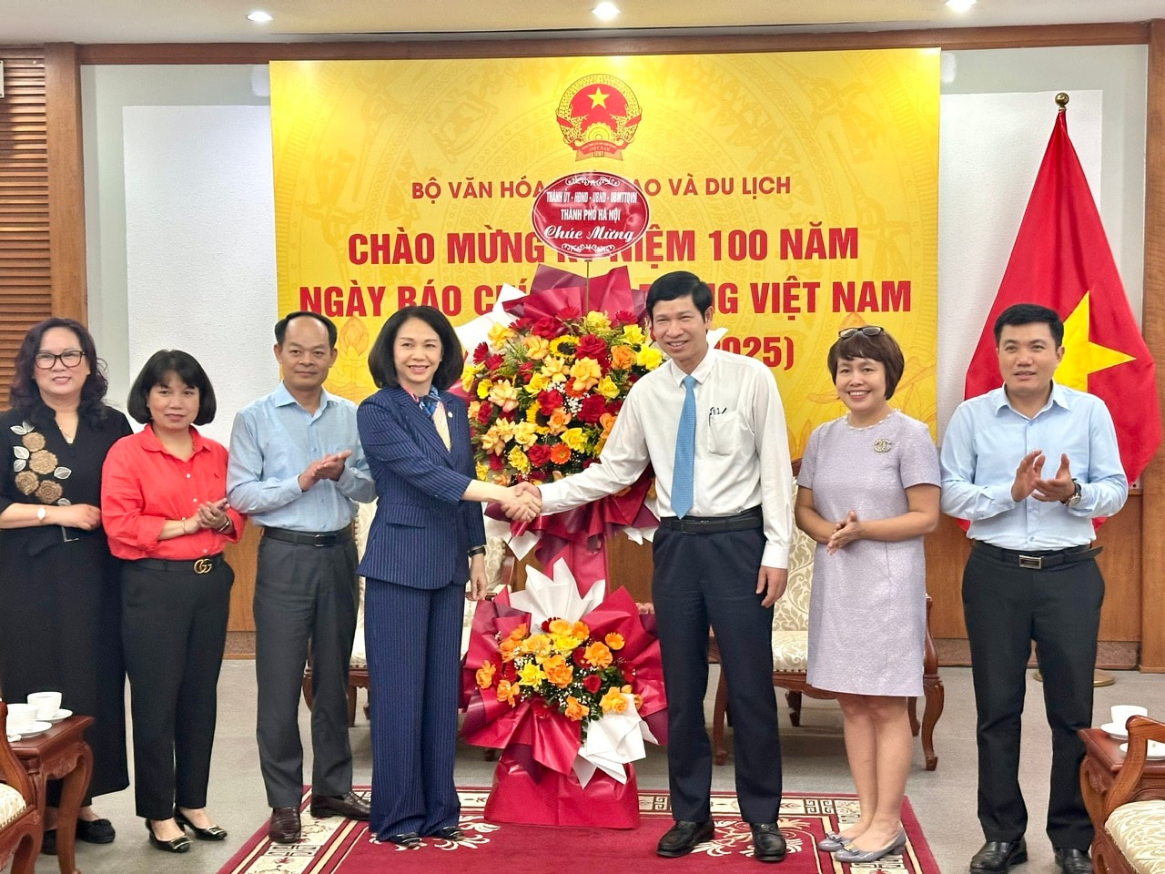 Phó Chủ tịch UBND Thành phố Vũ Thu Hà thăm, chúc mừng các cơ quan nhân Ngày Báo chí Cách mạng Việt Nam 21/6- Ảnh 1.