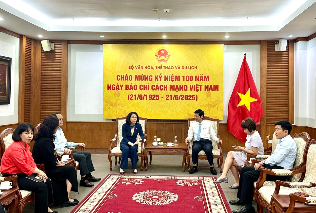 Phó Chủ tịch UBND Thành phố Vũ Thu Hà thăm, chúc mừng các cơ quan nhân Ngày Báo chí Cách mạng Việt Nam 21/6- Ảnh 2.