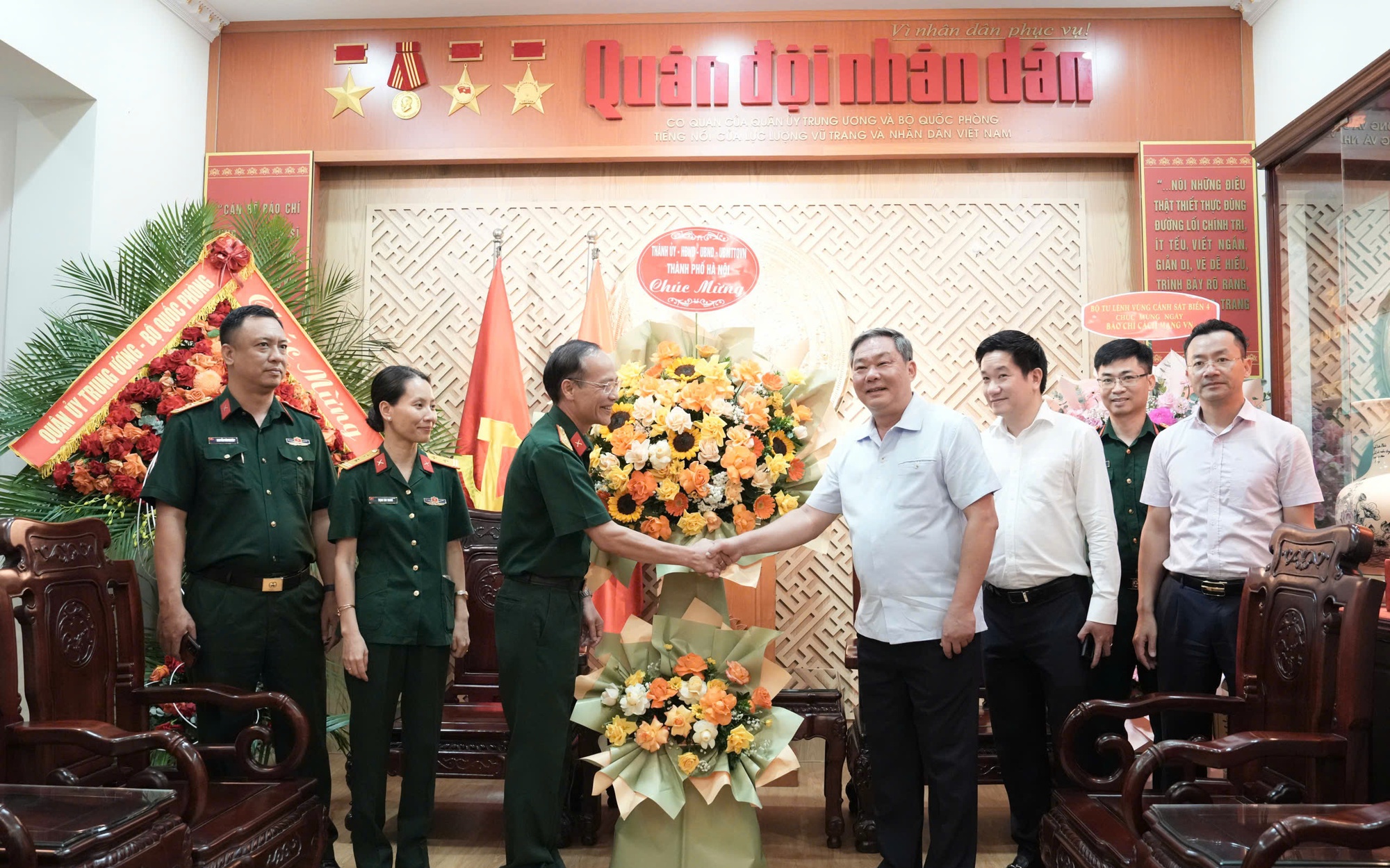 Phó Chủ tịch Thường trực UBND thành phố Hà Nội Lê Hồng Sơn thăm, chúc mừng Báo Quân đội Nhân dân