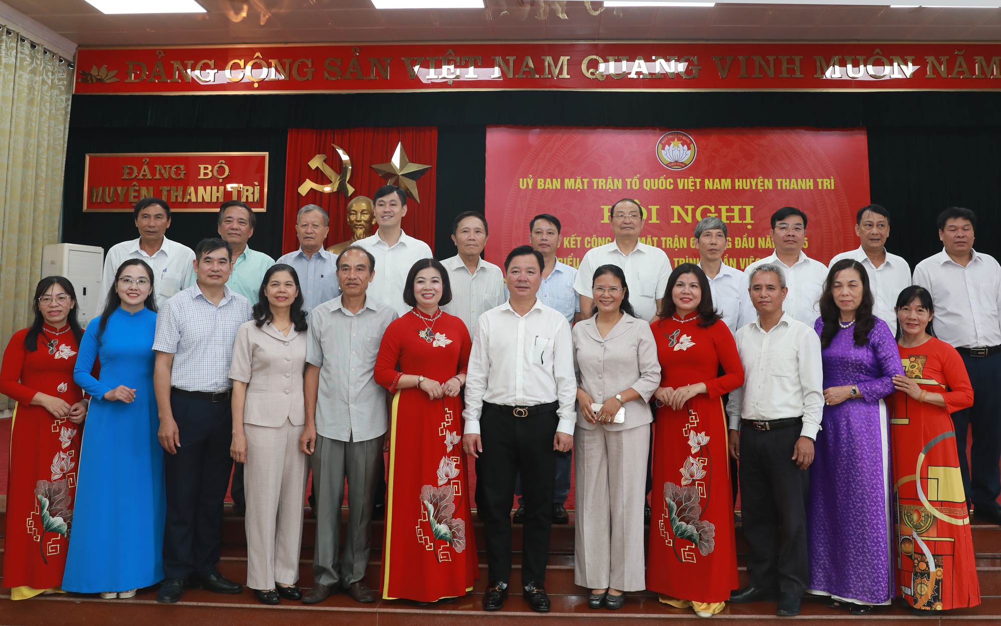 Các đồng chí lãnh đạo Ủy ban MTTQ Việt Nam Thành phố chụp ảnh lưu niệm với cán bộ Mặt trận huyện Thanh Trì