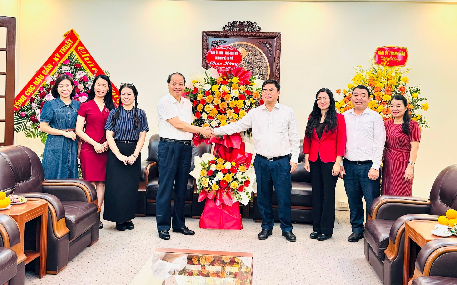 Trưởng ban Tuyên giáo và Dân vận Thành ủy Hà Nội Nguyễn Doãn Toản chúc mừng Tạp chí Cộng sản