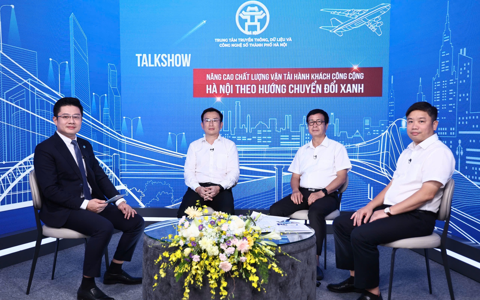 Tọa đàm "Nâng cao chất lượng vận tải hành khách công cộng Hà Nội theo hướng chuyển đổi xanh" tại Trung tâm Báo chí Thủ đô Hà Nội