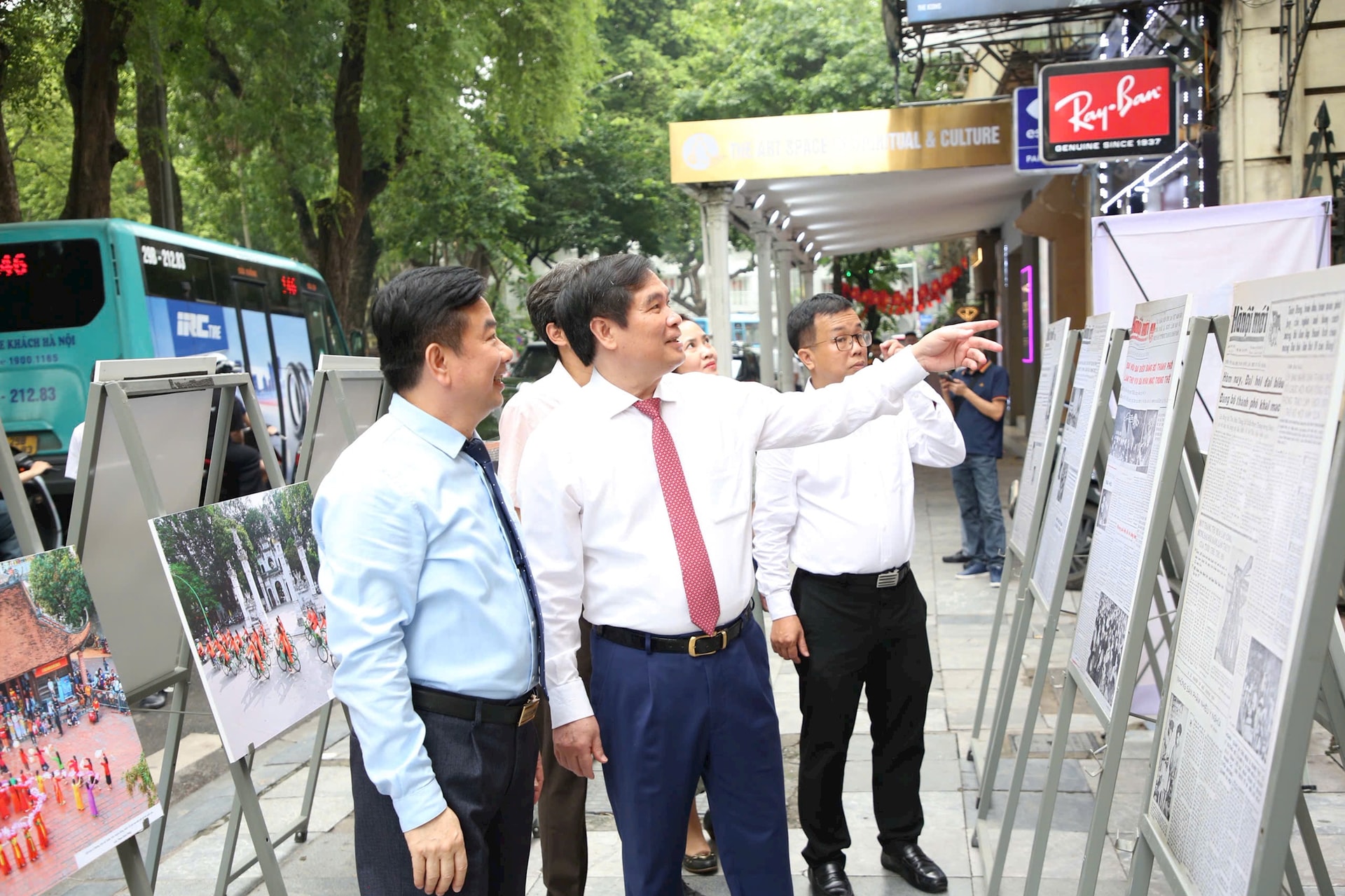 Khai mạc Trưng bày ảnh “Báo Hà Nội mới cùng Thủ đô trên đường phát triển”- Ảnh 3.