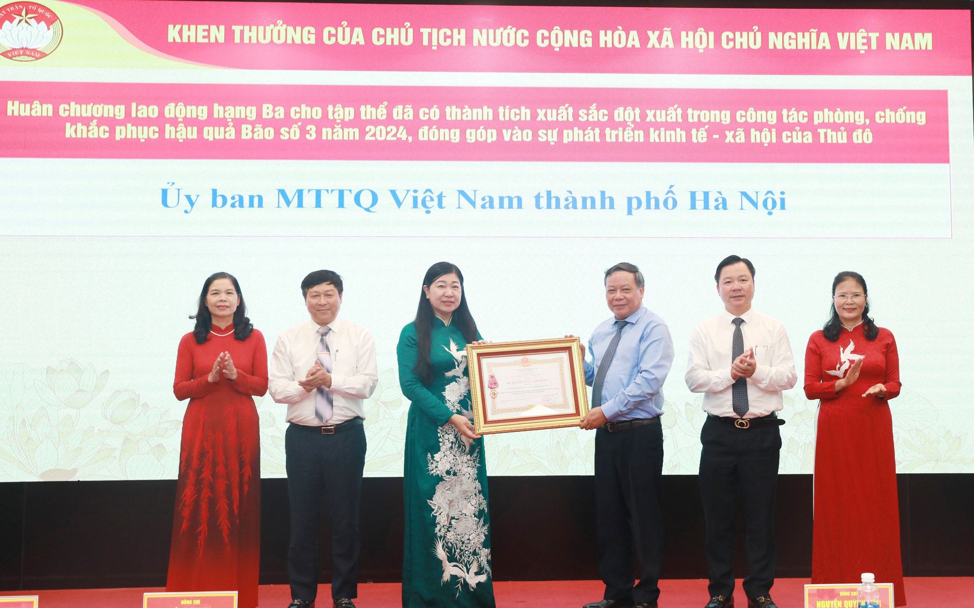Phó Bí thư Thường trực Thành ủy Nguyễn Văn Phong trao Huân chương Lao động hạng Ba tặng tập thể Ủy ban MTTQ Việt Nam thành phố Hà Nội 