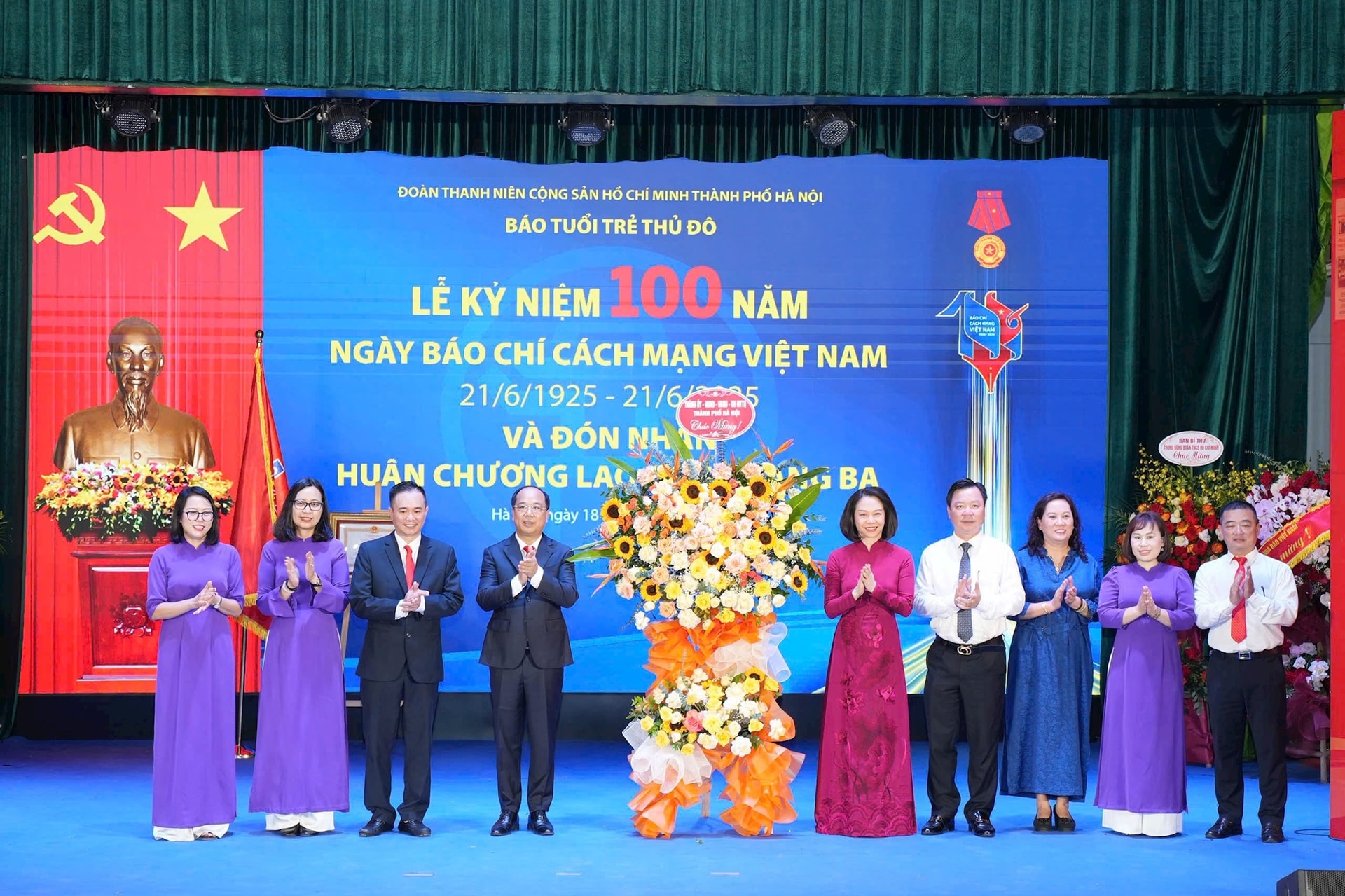 Báo Tuổi trẻ Thủ đô vinh dự đón nhận Huân chương Lao động hạng Ba- Ảnh 3.