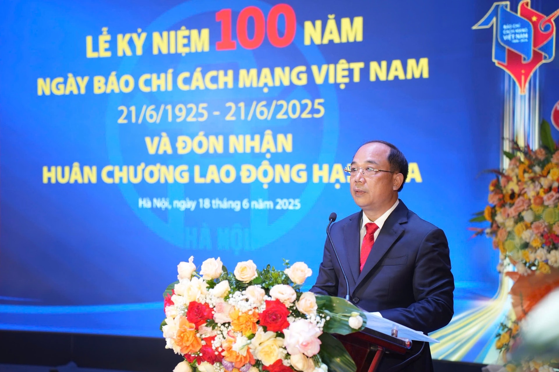 Báo Tuổi trẻ Thủ đô vinh dự đón nhận Huân chương Lao động hạng Ba- Ảnh 2.
