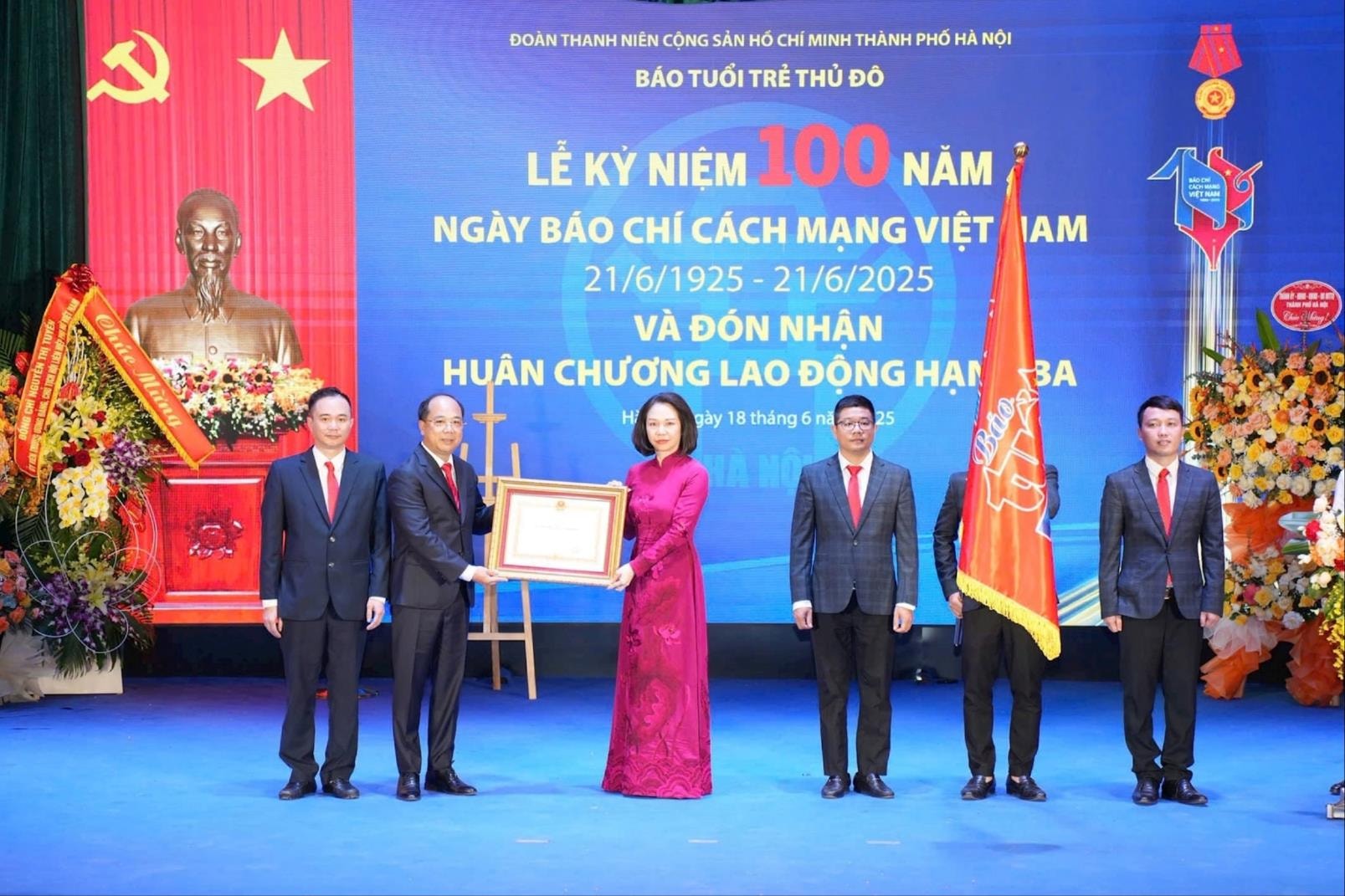 Báo Tuổi trẻ Thủ đô vinh dự đón nhận Huân chương Lao động hạng Ba- Ảnh 1.