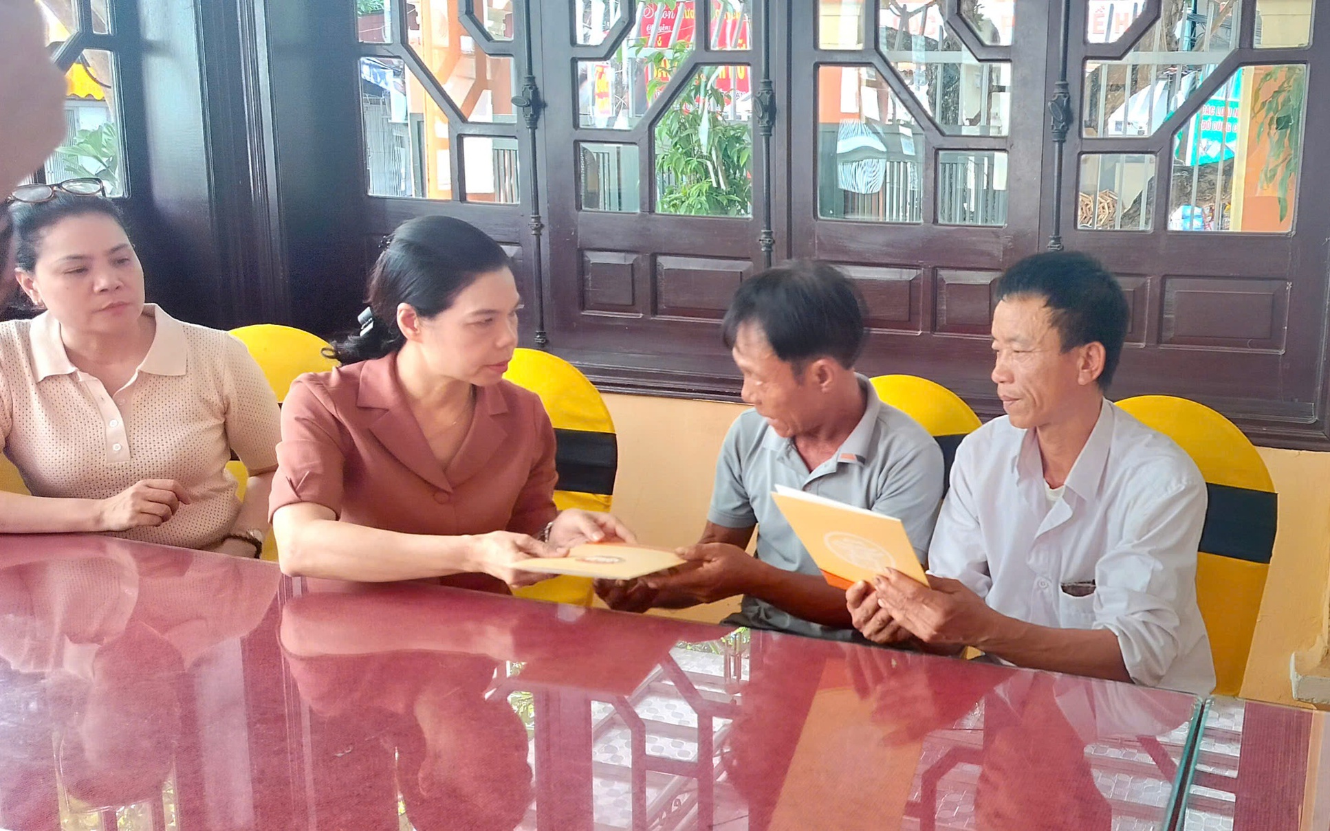 Phó Chủ tịch Ủy ban MTTQ Việt Nam Thành phố Đặng Thị Phương Hoa trao hỗ trợ cho các gia đình nạn nhân vụ nổ, gây cháy
