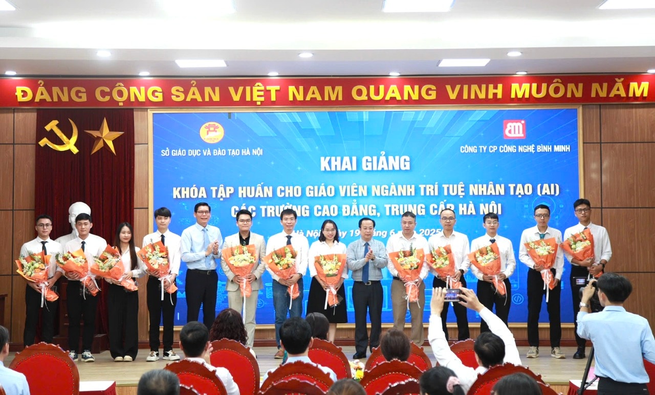 Hanoi starts training program on AI for universities' lecturers- Ảnh 2. Hanoi starts training program on AI for universities' lecturers- Ảnh 2.