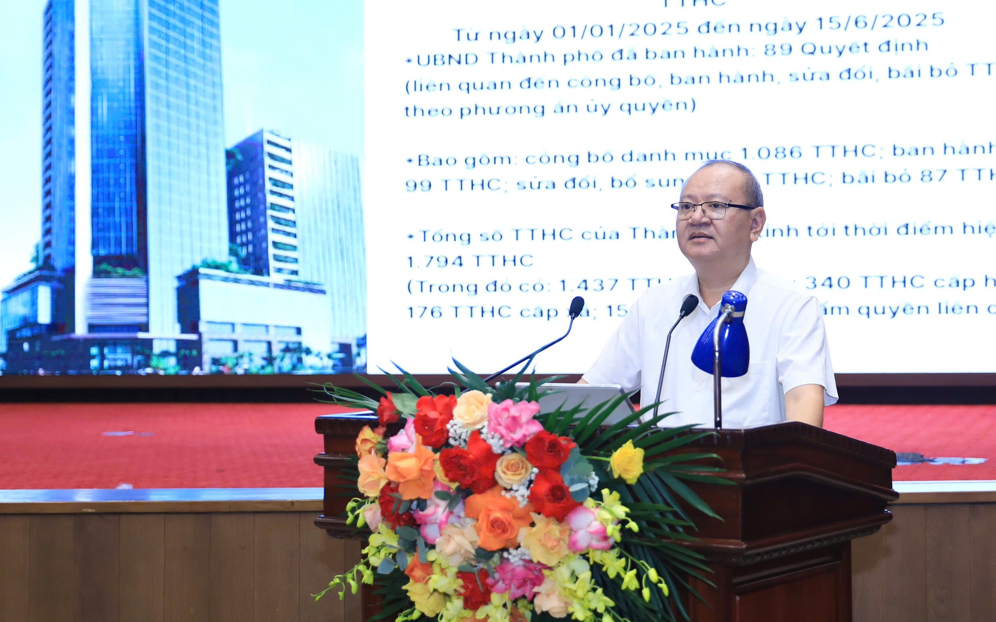 Phó Giám đốc Trung tâm Phục vụ hành chính công thành phố Hà Nội Hoàng Văn Bằng trình bày tại Hội nghị