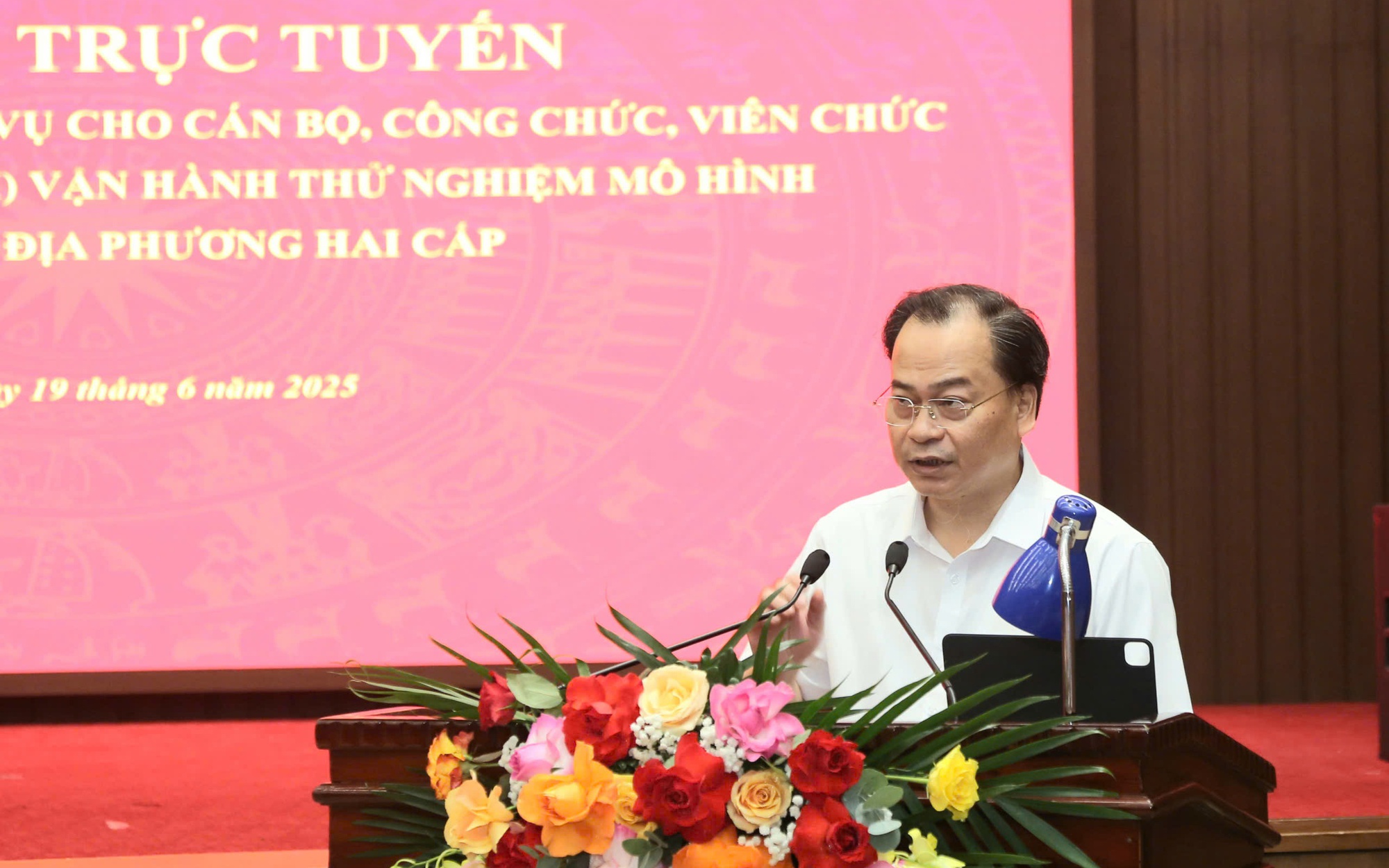 Phó Chánh Văn phòng UBND thành phố Hà Nội Nguyễn Mạnh Quân trình bày tại Hội nghị