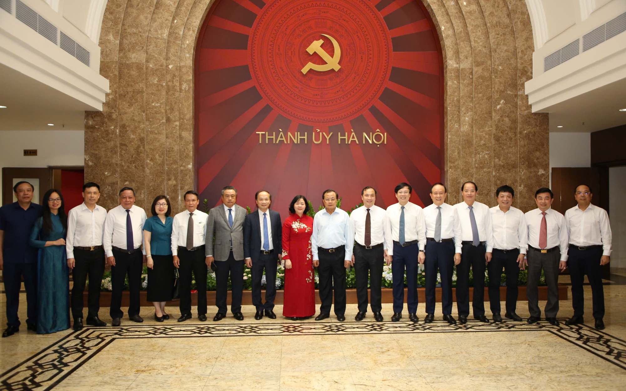 Các đồng chí lãnh đạo Trung ương và Thành phố chụp ảnh lưu niệm với các đại biểu tại buổi gặp mặt