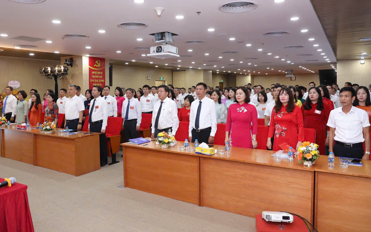 Các đại biểu thực hiện nghi thức chào cờ