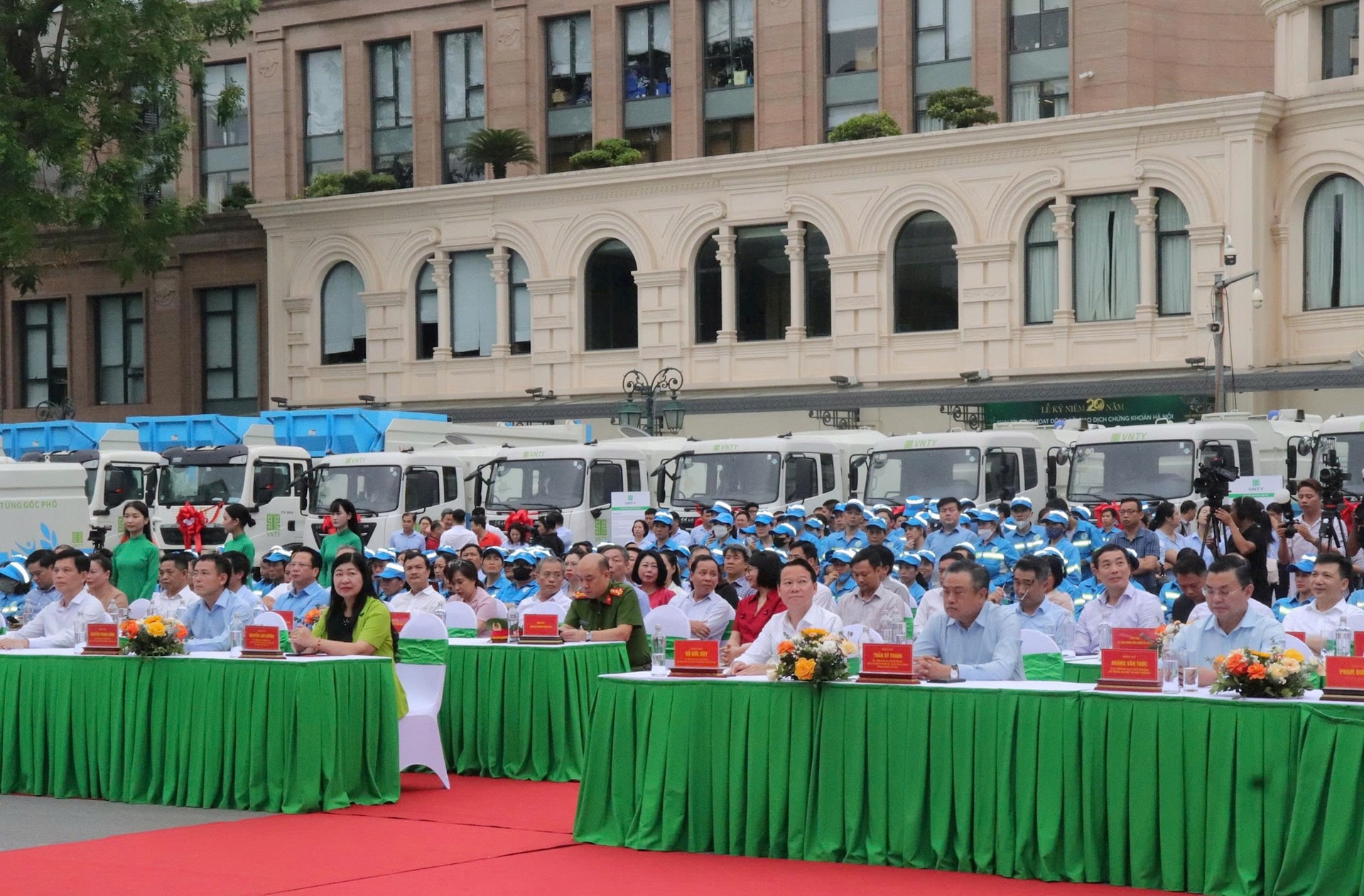 Hà Nội tiên phong vận hành thiết bị vệ sinh môi trường hiện đại tại 4 quận nội đô- Ảnh 1.
