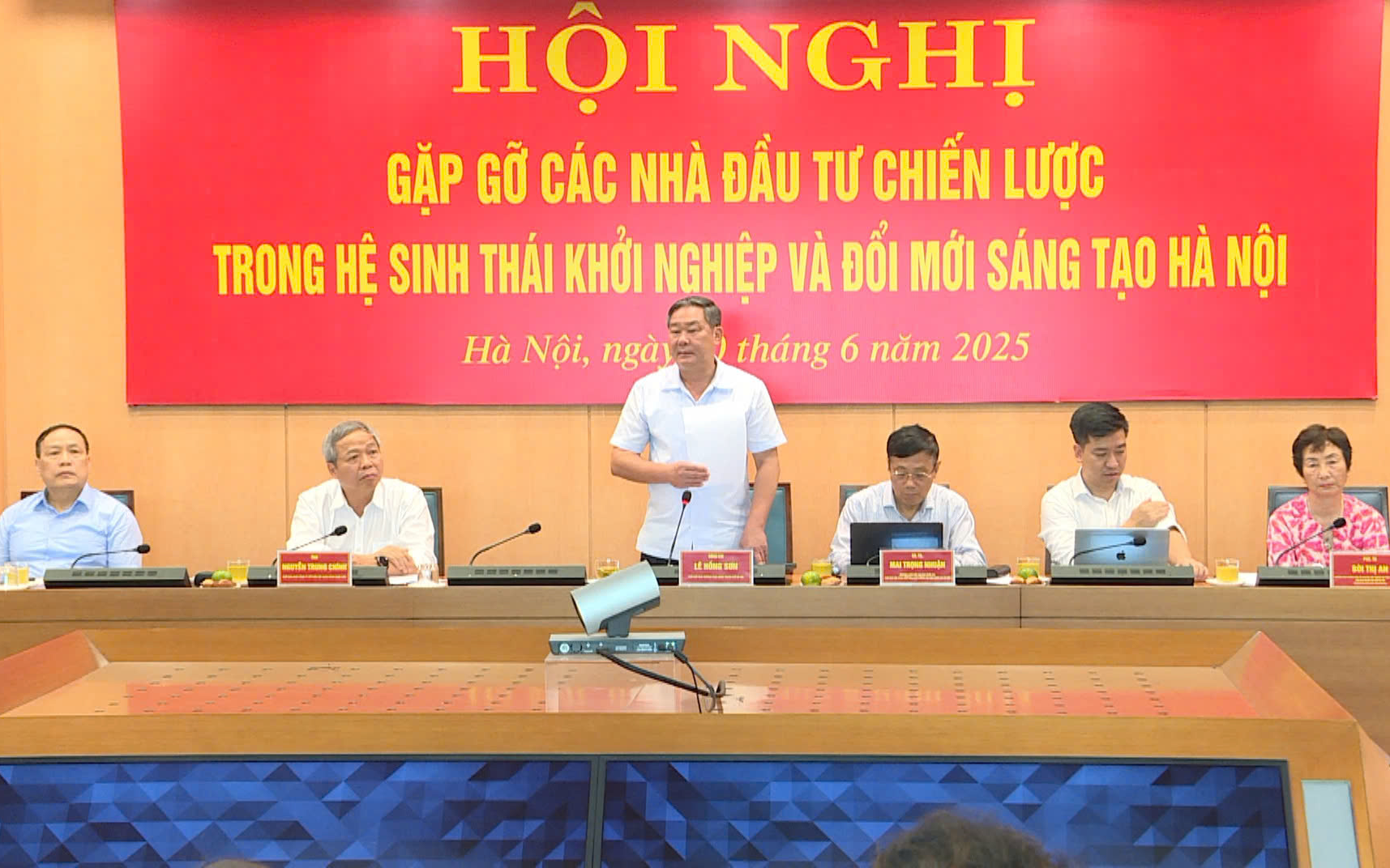Ủy viên Ban Thường vụ Thành ủy, Phó Chủ tịch Thường trực UBND thành phố Hà Nội Lê Hồng Sơn chủ trì Hội nghị 