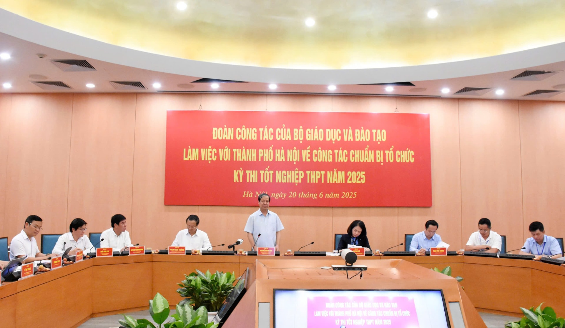 Bộ Giáo dục và Đào tạo làm việc với Hà Nội về công tác chuẩn bị tổ chức kỳ thi tốt nghiệp THPT năm 2025- Ảnh 1.