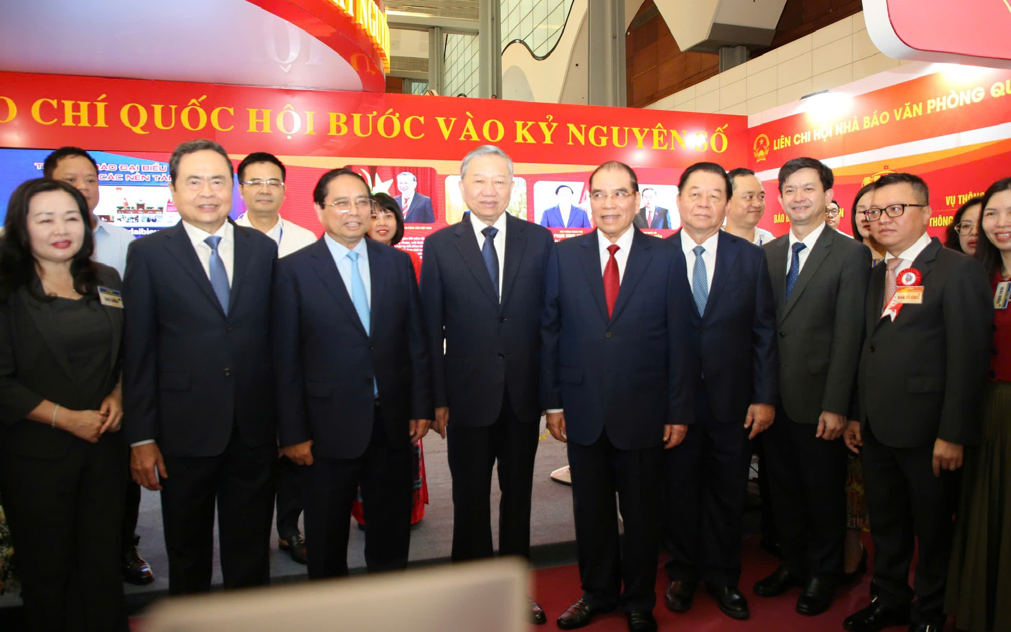 Tổng Bí thư Tô Lâm, nguyên Tổng Bí thư Nông Đức Mạnh, Thủ tướng Chính phủ Phạm Minh Chính, Chủ tịch Quốc hội Trần Thanh Mẫn, cùng các đồng chí lãnh đạo Đảng, Nhà nước và báo chí tại Trung tâm Hội nghị Quốc gia