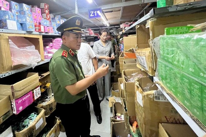 Đoàn công tác Thành phố kiểm tra hoạt động sản xuất, kinh doanh tại xã La Phù- Ảnh 1.
