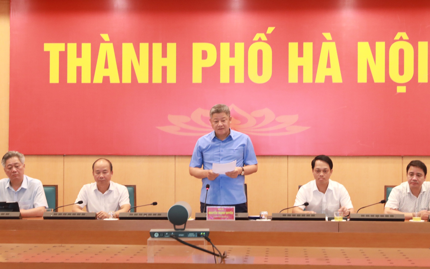 Phó Chủ tịch UBND Thành phố Nguyễn Mạnh Quyền trình bày tham luận tại Hội nghị