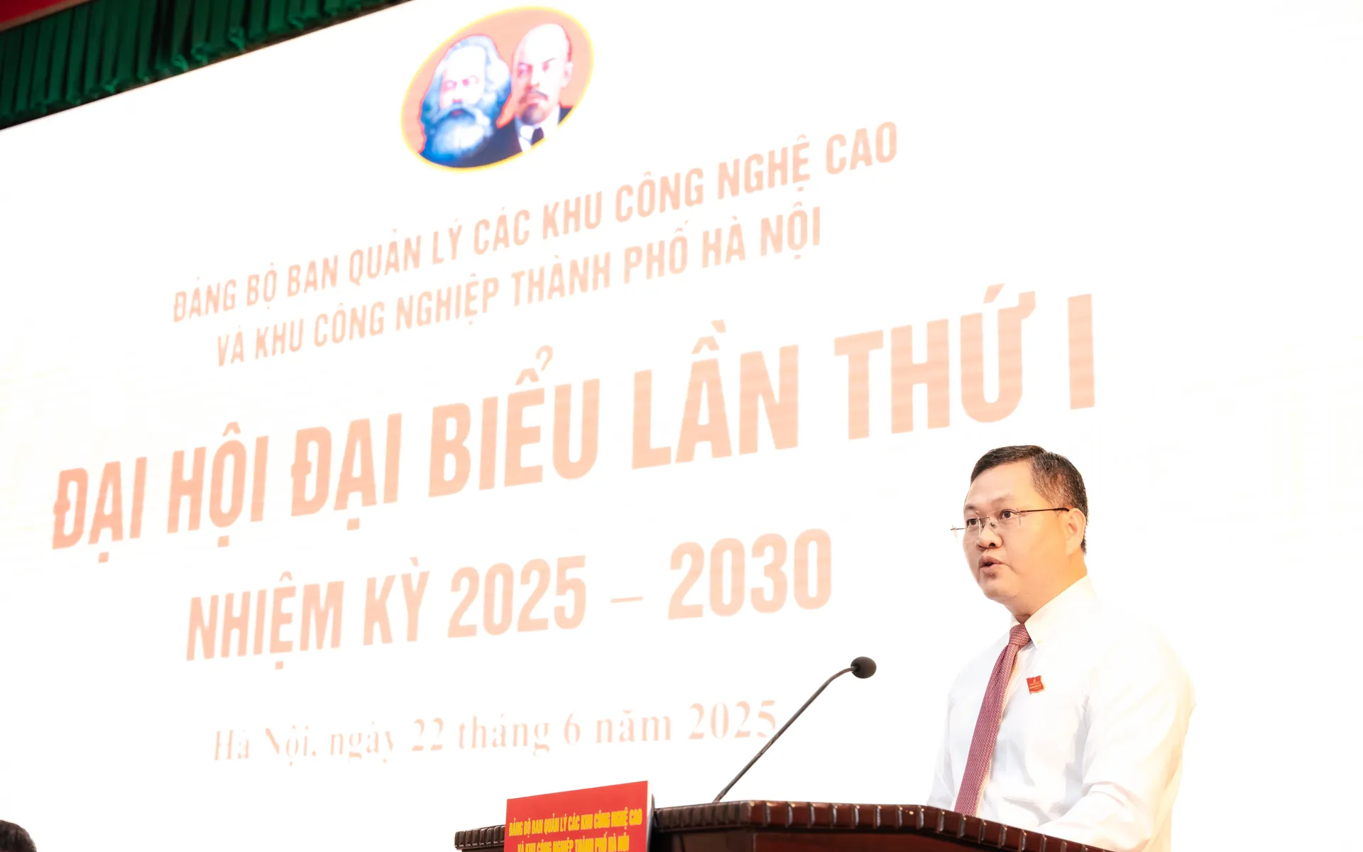 Đồng chí Vũ Xuân Hùng là Bí thư Đảng ủy Ban Quản lý các khu công nghệ cao và khu công nghiệp Hà Nội