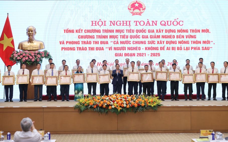 Thủ tướng Chính phủ Phạm Minh Chính trao Huân chương Lao động hạng Ba cho 31 huyện của 12 tỉnh có thành tích nổi bật trong xây dựng NTM