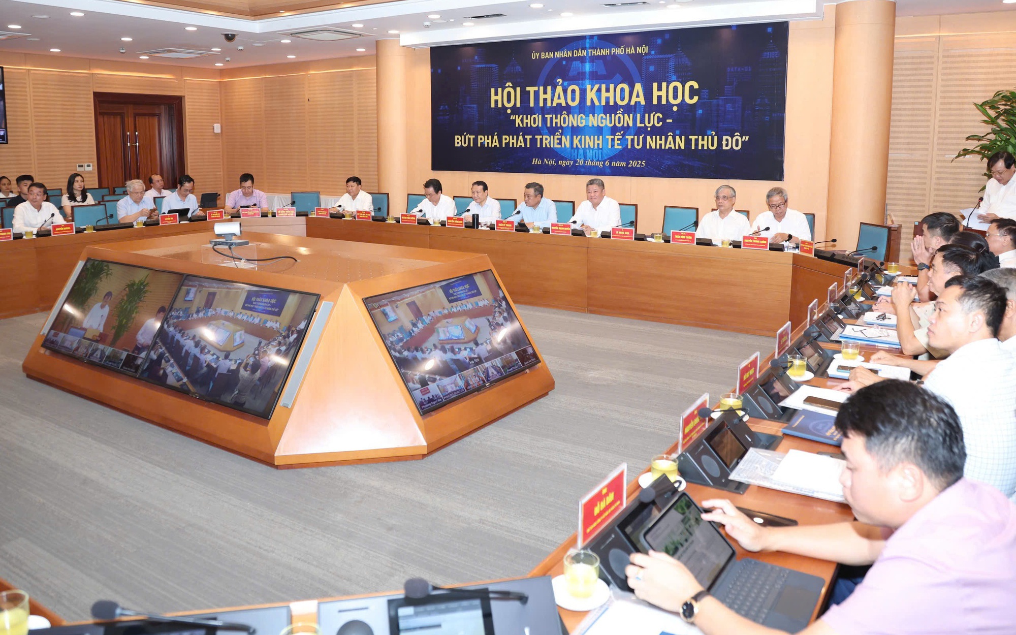 Hội thảo khoa học "Khơi thông nguồn lực-Bứt phá phát triển kinh tế tư nhân Thủ đô" do UBND Thành phố tổ chức, ngày 20/6/2025