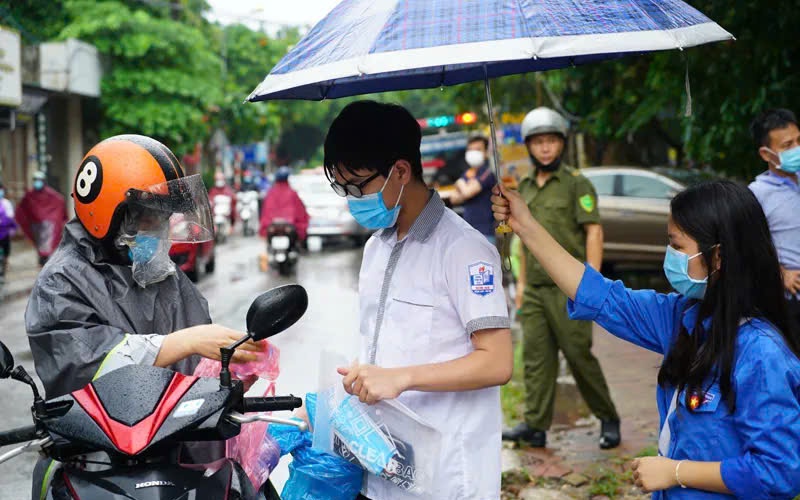 Lực lượng thanh niên tình nguyện tham gia hỗ trợ thí sinh tại các điểm thi tại Hà Nội.