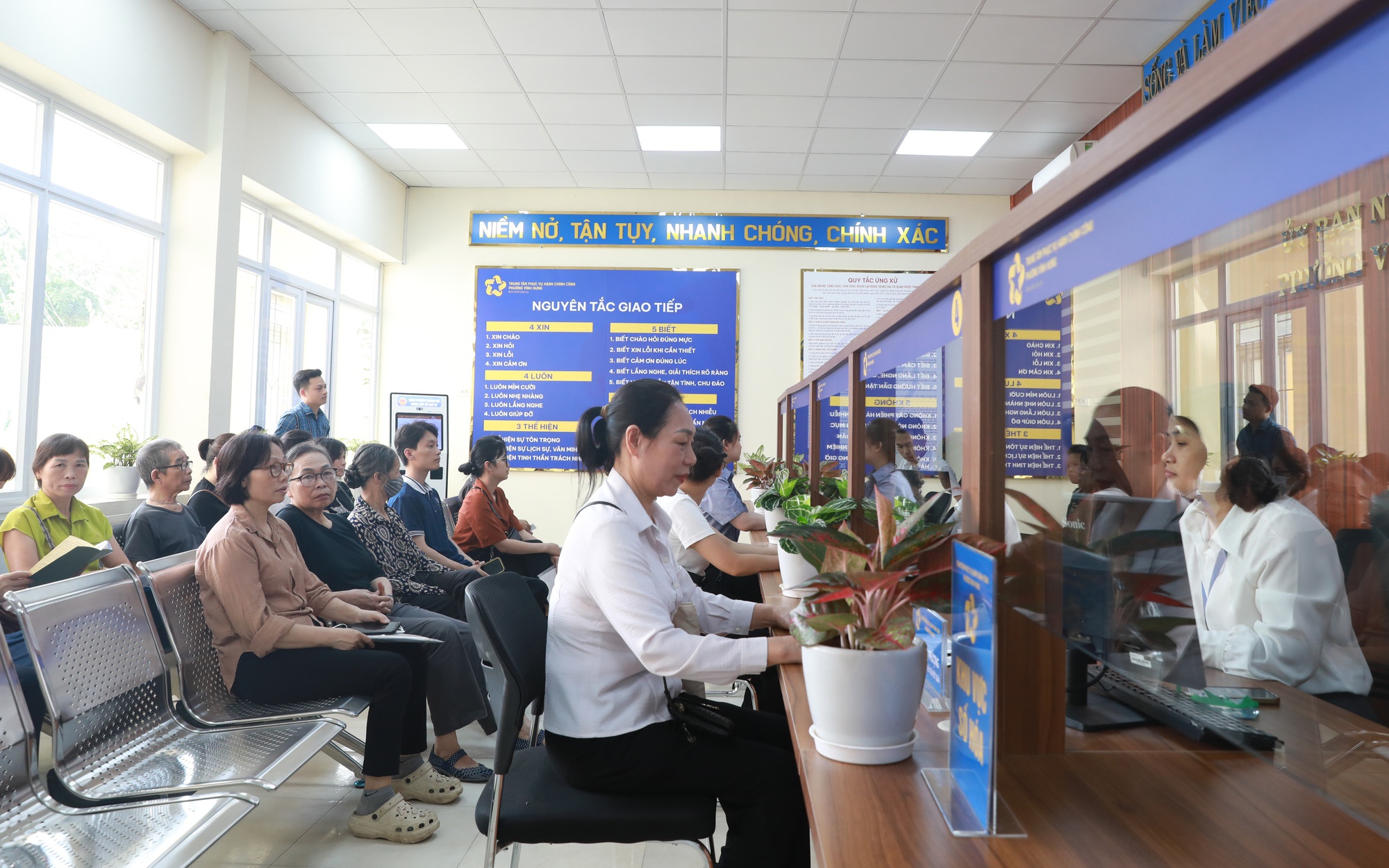 Rất đông người dân đến làm thủ tục tại Bộ phận một cửa phường Vĩnh Hưng (mới)
