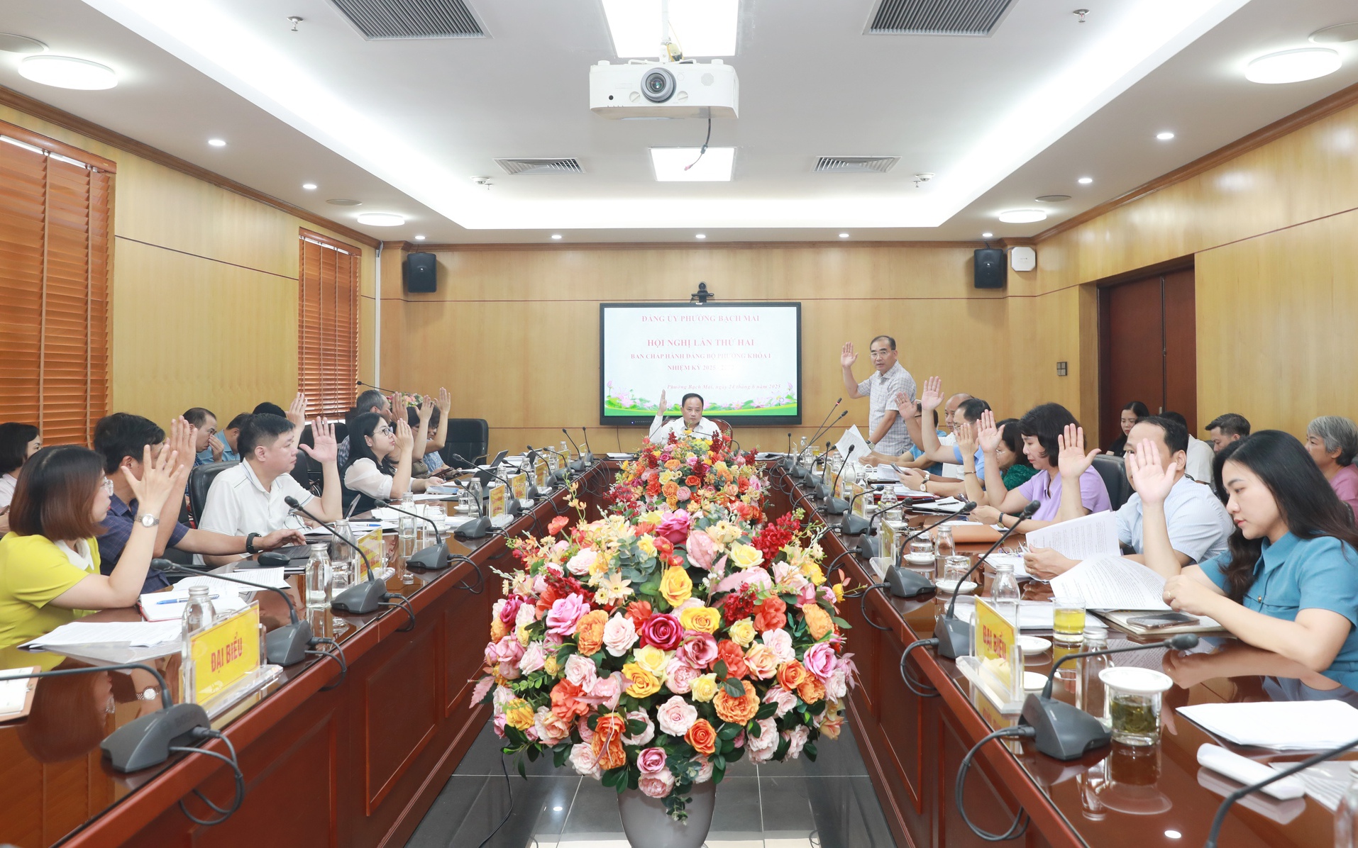 Các đại biểu biểu quyết thông qua dự thảo nghị quyết tại Hội nghị lần thứ nhất, Ban Chấp hành Đảng bộ phường Bạch Mai