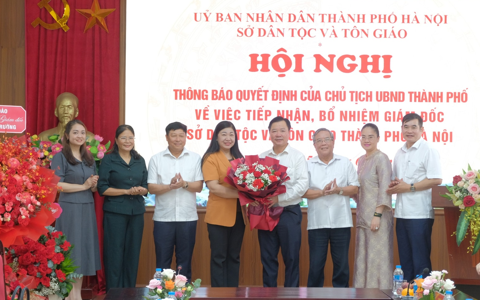 Chủ tịch Ủy ban MTTQ Việt Nam Thành phố Nguyễn Lan Hương tặng hoa chúc mừng tân Giám đốc Sở Dân tộc và Tôn giáo Nguyễn Sỹ Trường