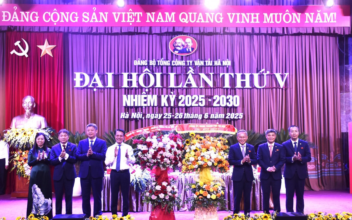 Lãnh đạo Thành ủy, UBND Thành phố tặng hoa chúc mừng Đại hội.