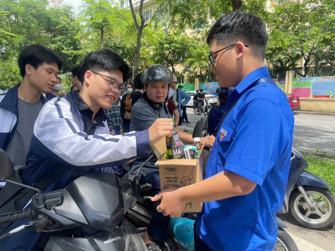 Hơn 8.000 tình nguyện viên Thủ đô tiếp sức kỳ thi tốt nghiệp THPT- Ảnh 5.