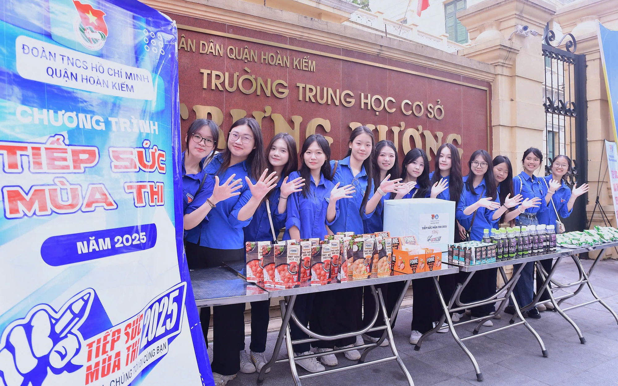 Các tình nguyện viên tại điểm thi Trường THCS Trưng Vương, Hoàn Kiếm