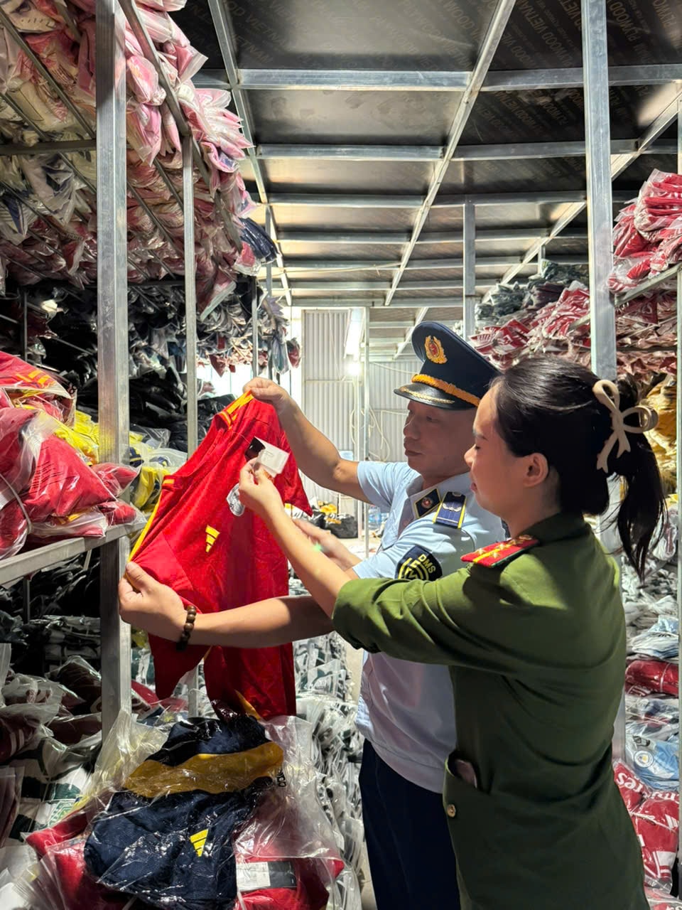 Phát hiện hơn 2.600 lít nước mắm không rõ nguồn gốc cùng lượng lớn quần áo giả mạo thương hiệu- Ảnh 2.