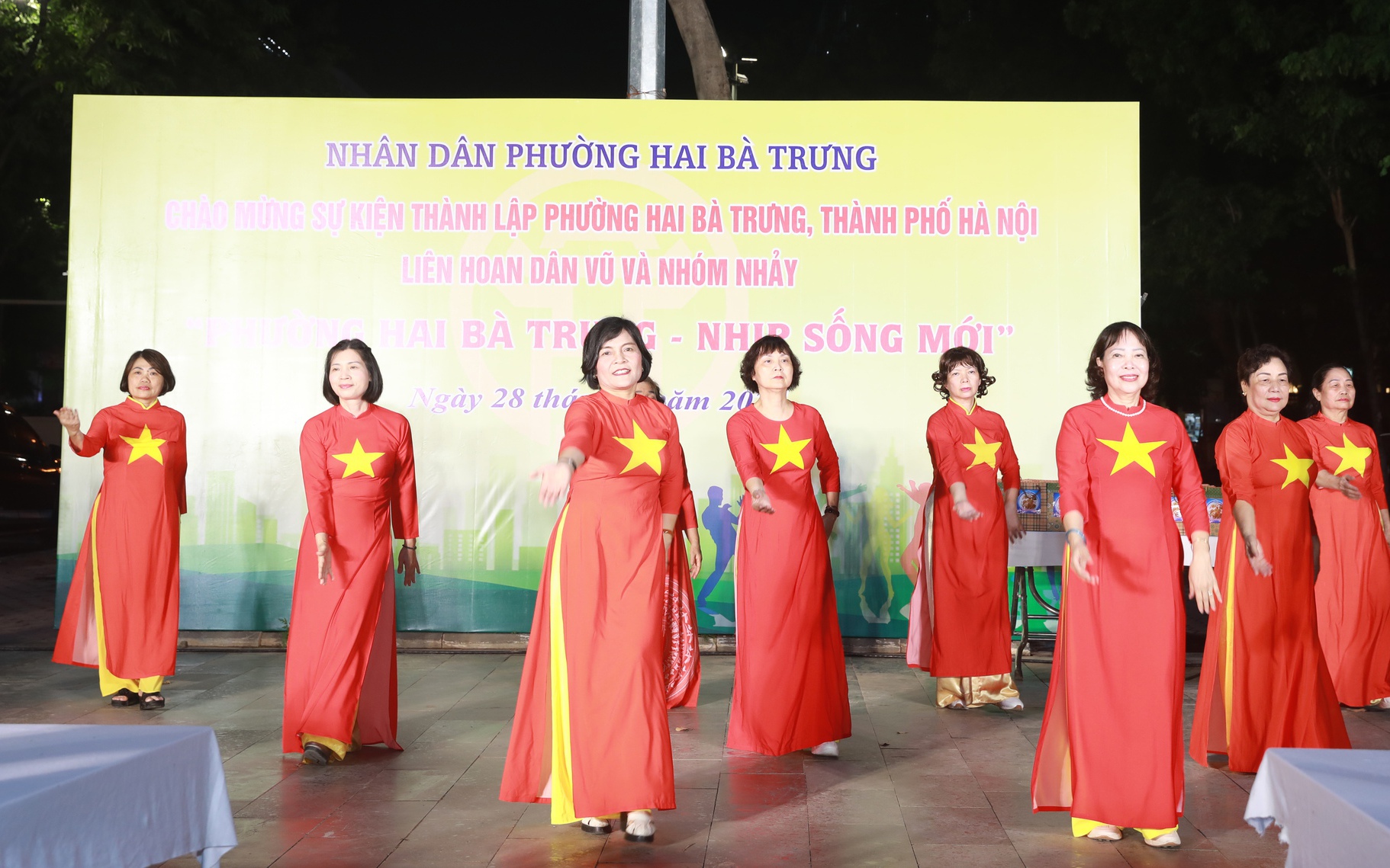 Các tiết mục dân vũ sôi động của cán bộ và Nhân dân phường Hai Bà Trưng