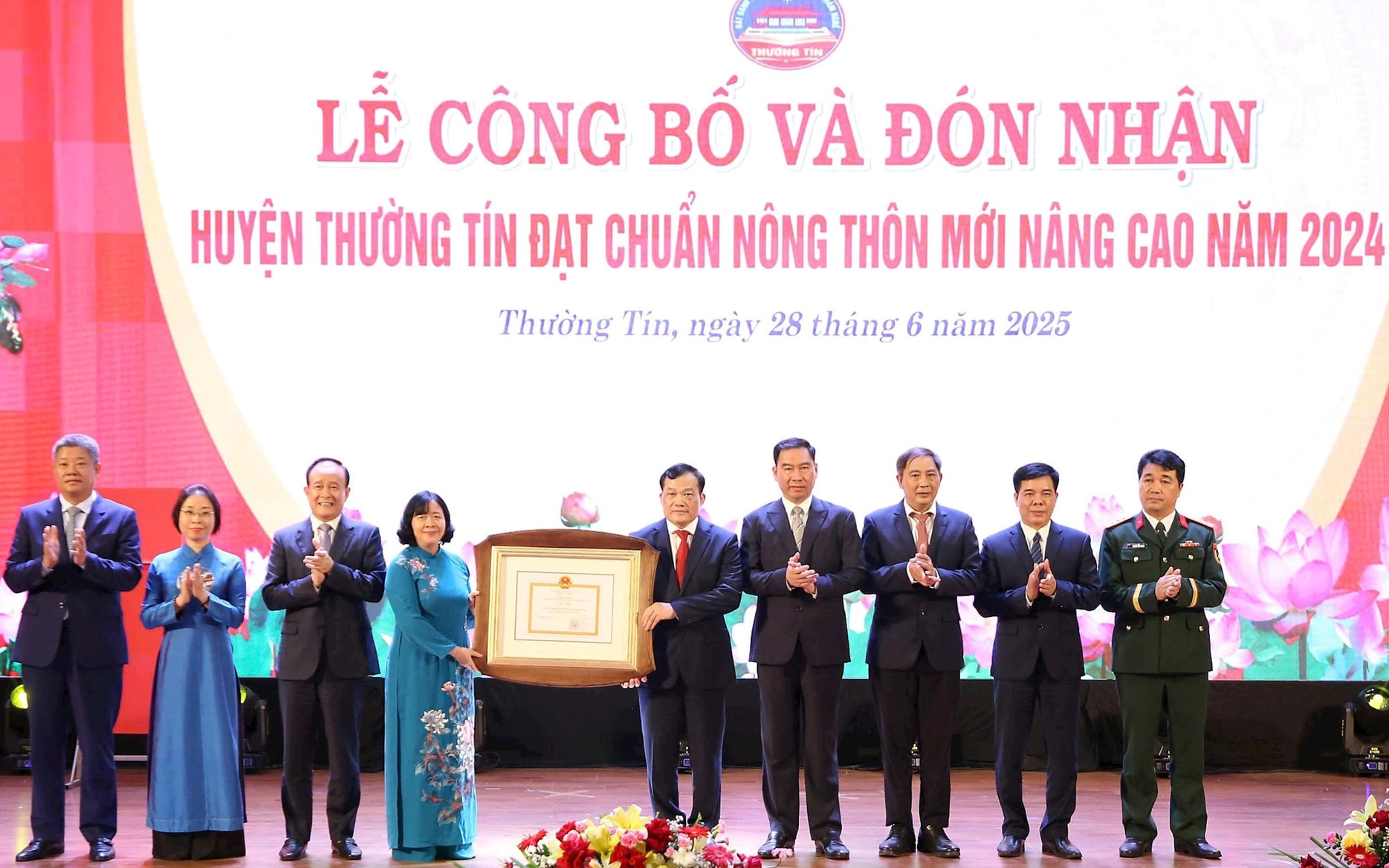 Đồng chí Bùi Thị Minh Hoài, Bí thư Thành ủy Hà Nội, cùng các đồng chí lãnh đạo thành phố Hà Nội trao Bằng công nhận huyện đạt chuẩn nông thôn mới nâng cao năm 2024 cho cấp ủy, chính quyền và nhân dân huyện Thường Tín.