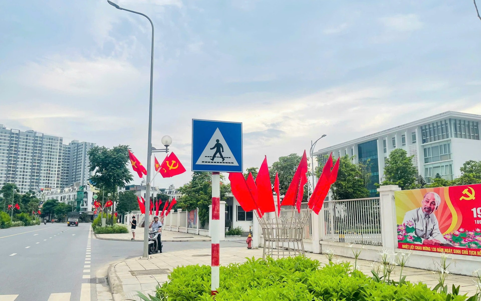 Trang trí cờ hoa tại tuyến đường trên địa bàn xã Gia Lâm mới