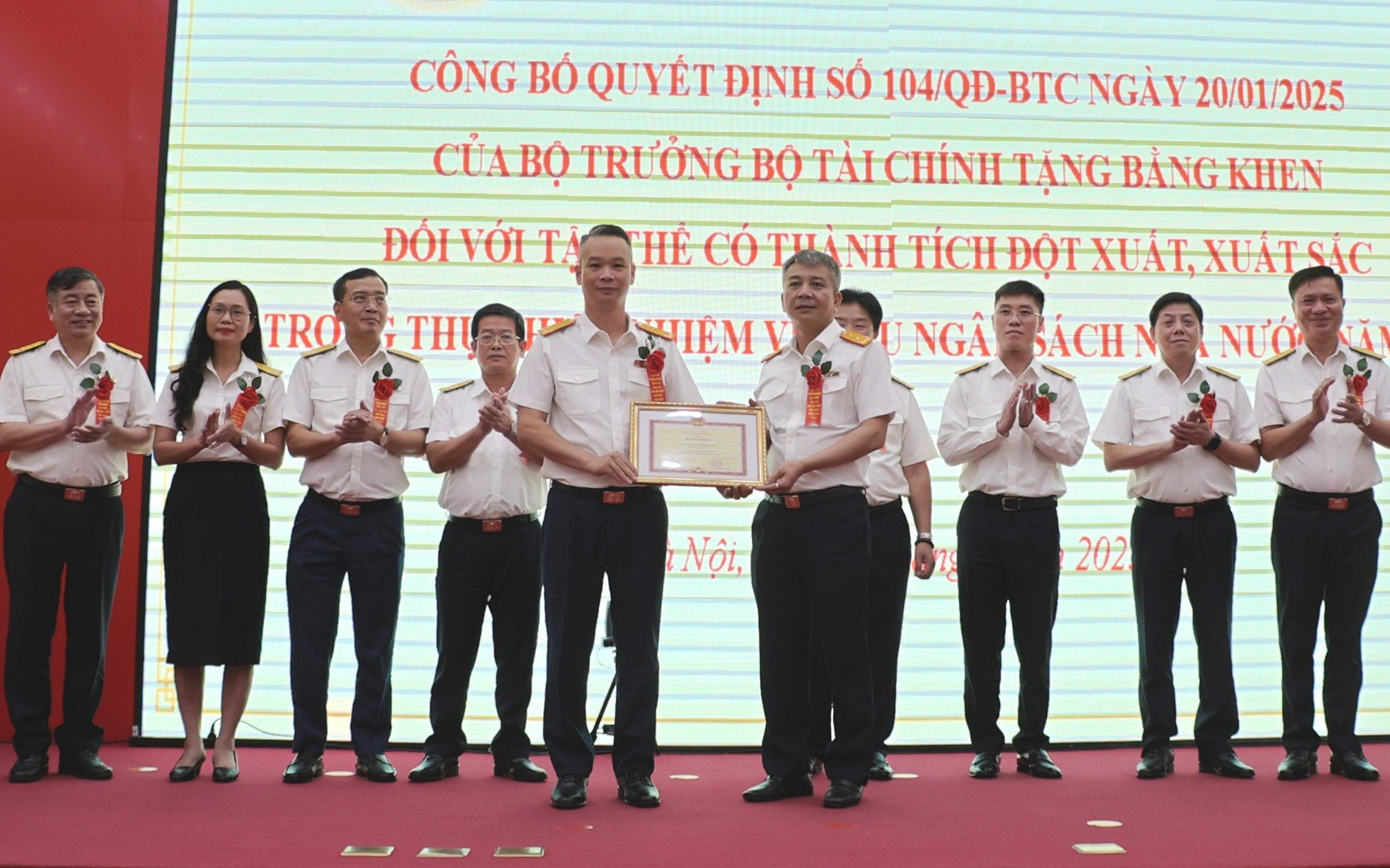 Cục trưởng Cục Thuế Mai Xuân Thành trao Bằng khen của Bộ trưởng Bộ Tài chính tặng tập thể có thành tích đột xuất trong thực hiện nhiệm vụ thu ngân sách nhà nước.