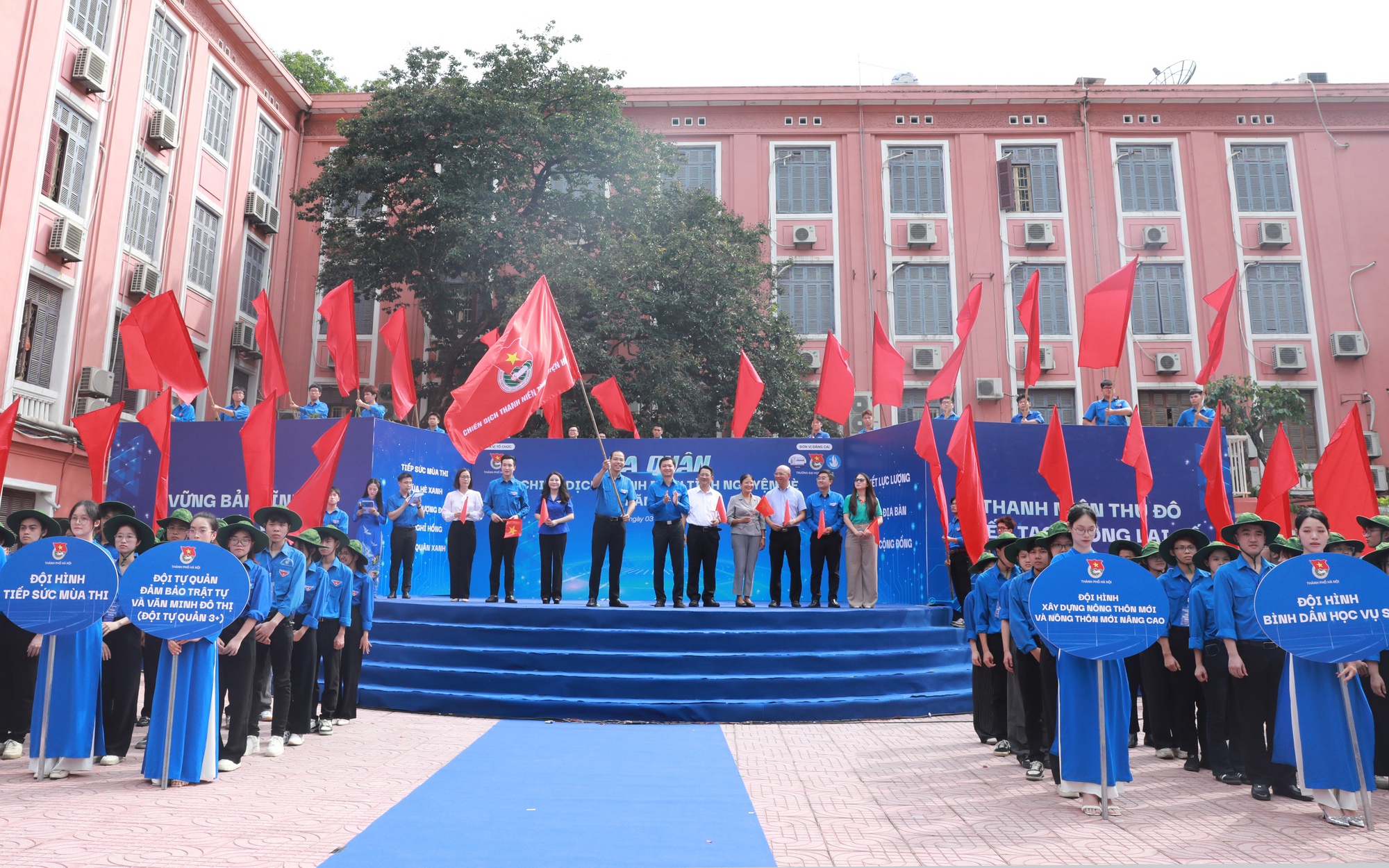 Các đại biểu cùng 10 đội hình thanh niên tình nguyện