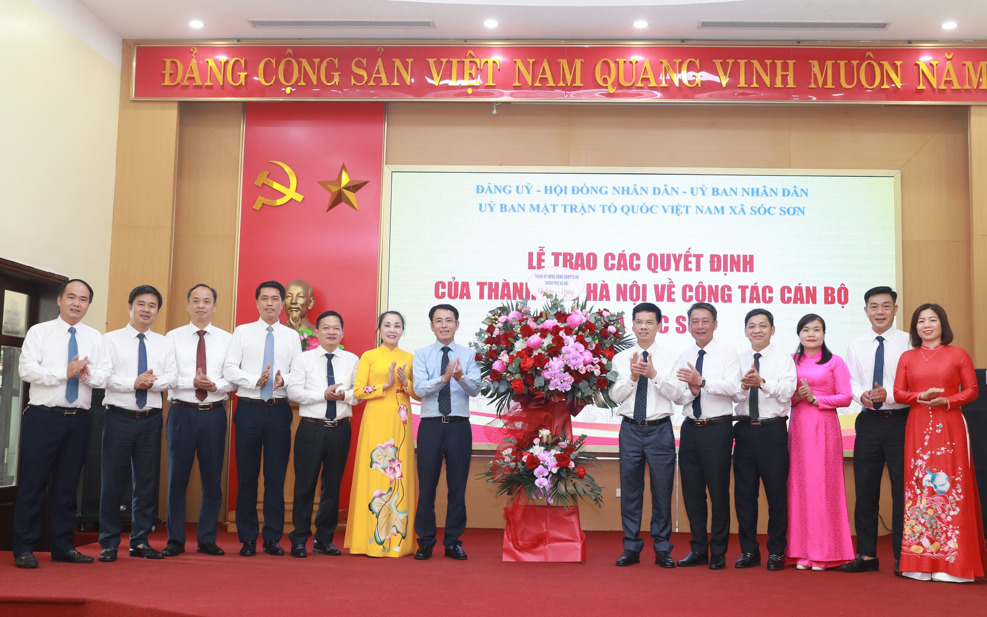 Phó Chủ tịch UBND Thành phố Nguyễn Trọng Đông tặng hoa chúc mừng 3 xã: Sóc Sơn, Nội Bài, Kim Anh