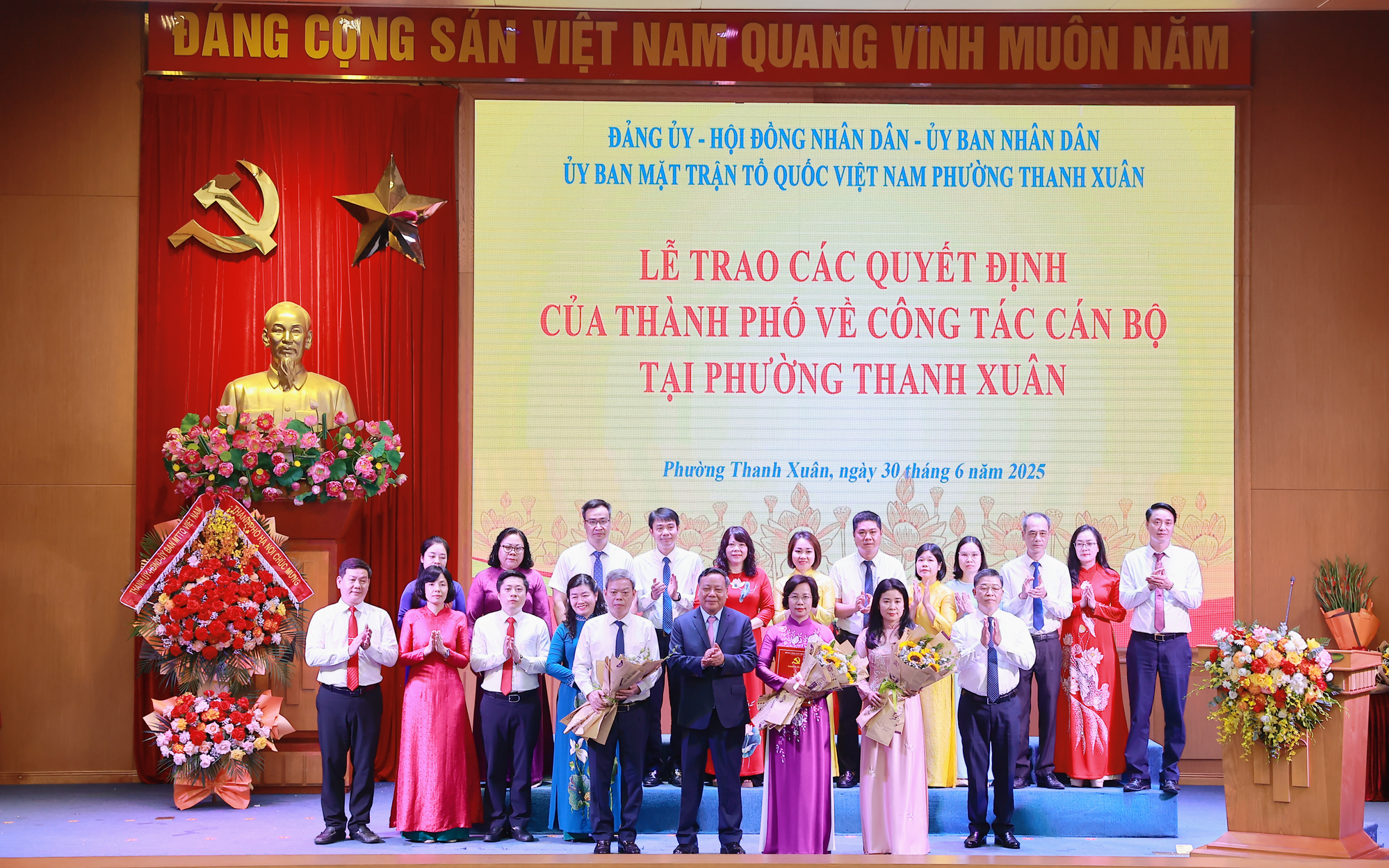 Phó Bí thư Thường trực Thành ủy Hà Nội Nguyễn Văn Phong tặng hoa chúc mừng Ban Chấp hành Đảng bộ phường Thanh Xuân. 