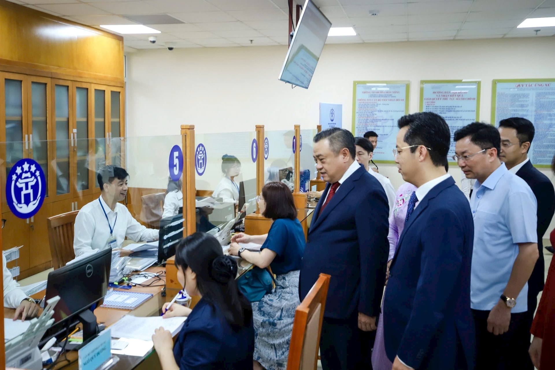 Chủ tịch UBND Thành phố trao quyết định về chỉ định Ban Chấp hành Đảng bộ phường Hoàn Kiếm- Ảnh 3.