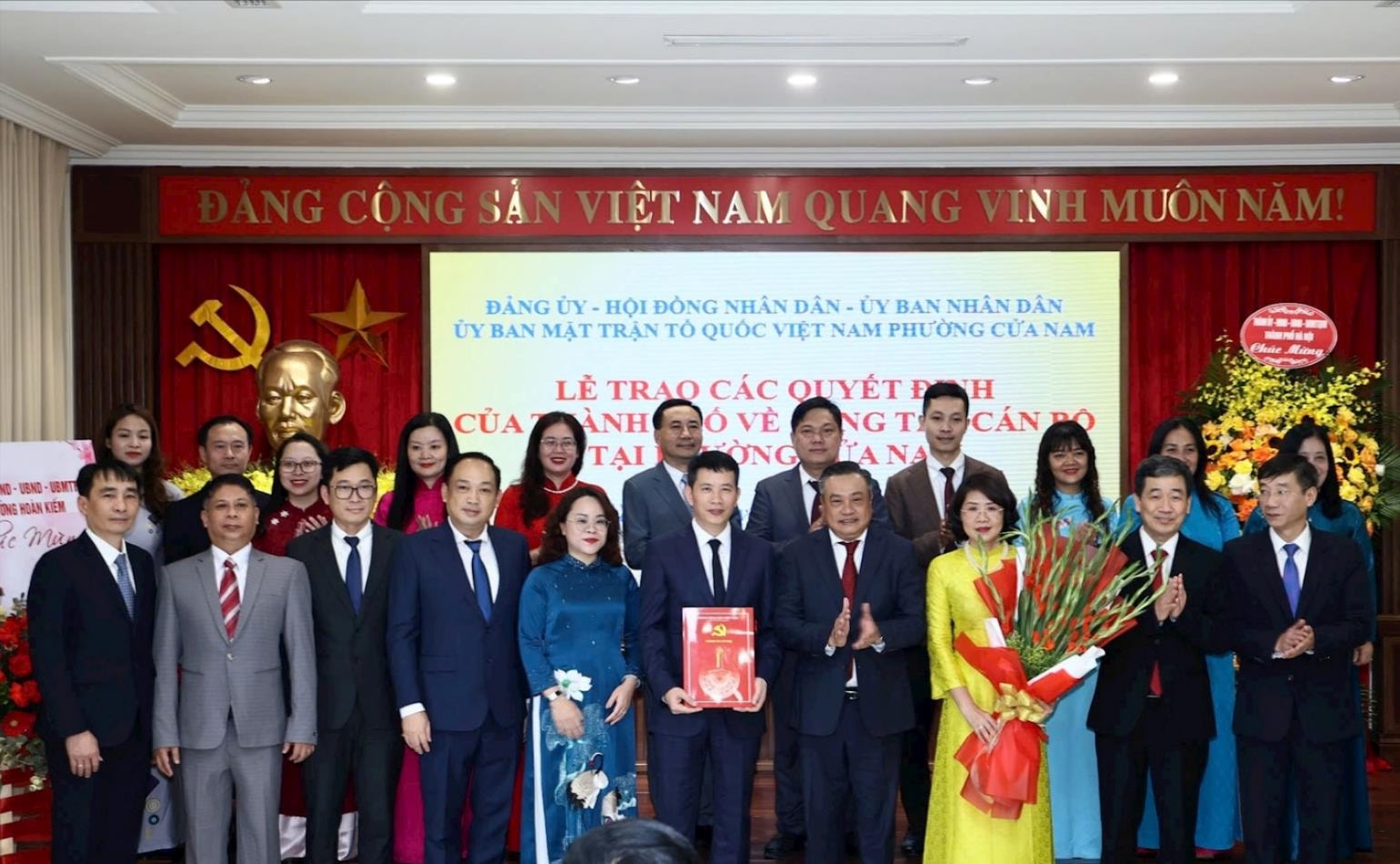 Chủ tịch UBND Thành phố trao các quyết định về công tác cán bộ tại phường Cửa Nam- Ảnh 1.