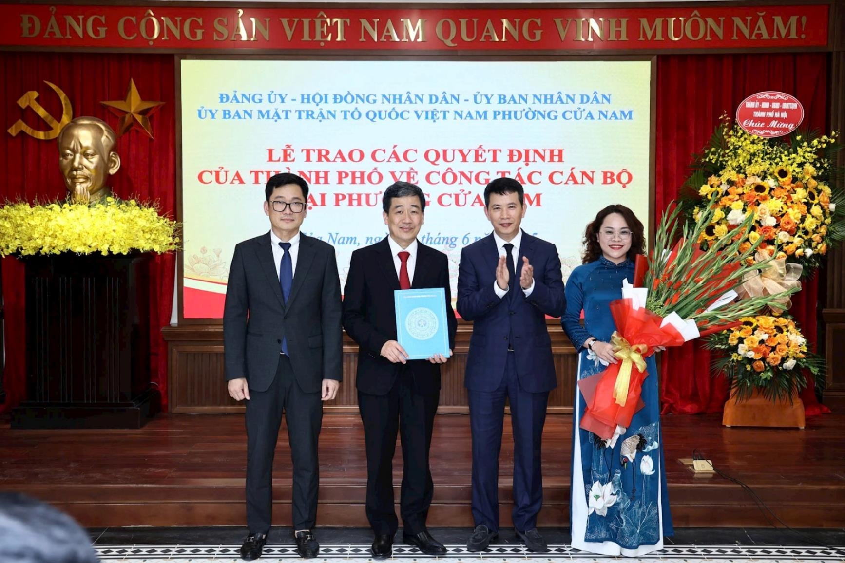 Chủ tịch UBND Thành phố trao các quyết định về công tác cán bộ tại phường Cửa Nam- Ảnh 2.