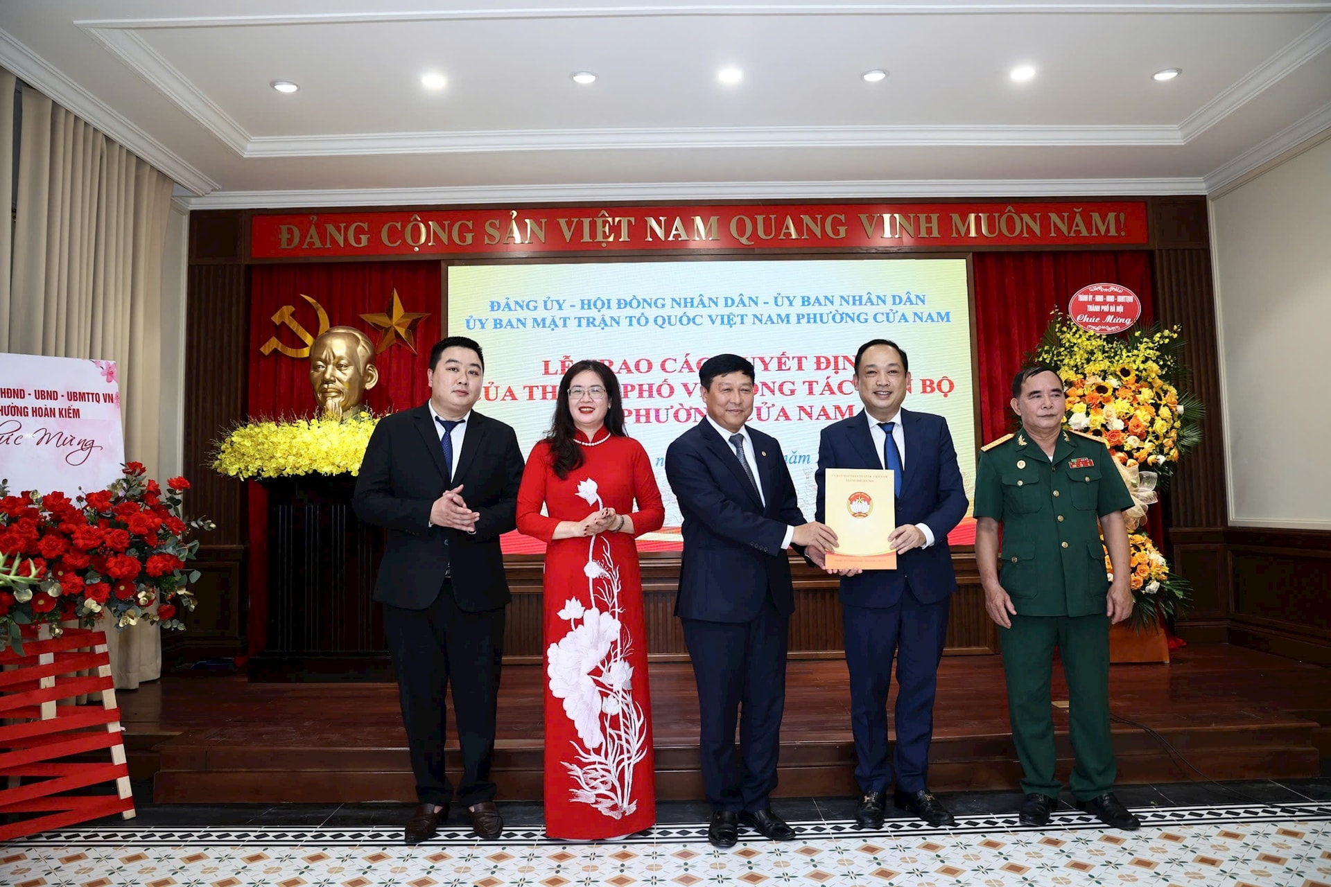 Chủ tịch UBND Thành phố trao các quyết định về công tác cán bộ tại phường Cửa Nam- Ảnh 3.