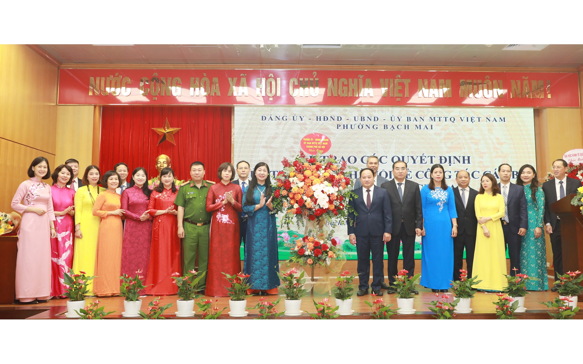 Chủ tịch Ủy ban MTTQ Việt Nam Thành phố Nguyễn Lan Hương tặng hoa chúc mừng phường Bạch Mai