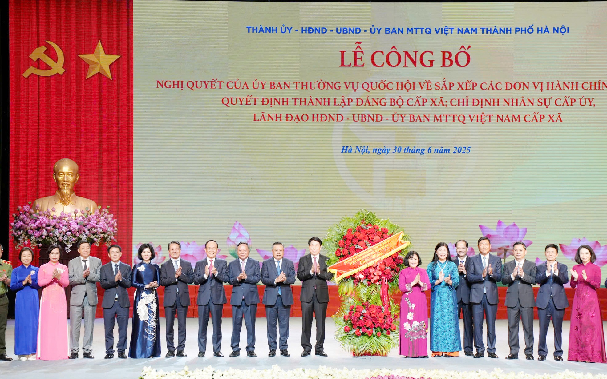 Chủ tịch nước Lương Cường trao tặng lẵng hoa chúc mừng Đảng bộ, chính quyền và nhân dân Thủ đô Hà Nội