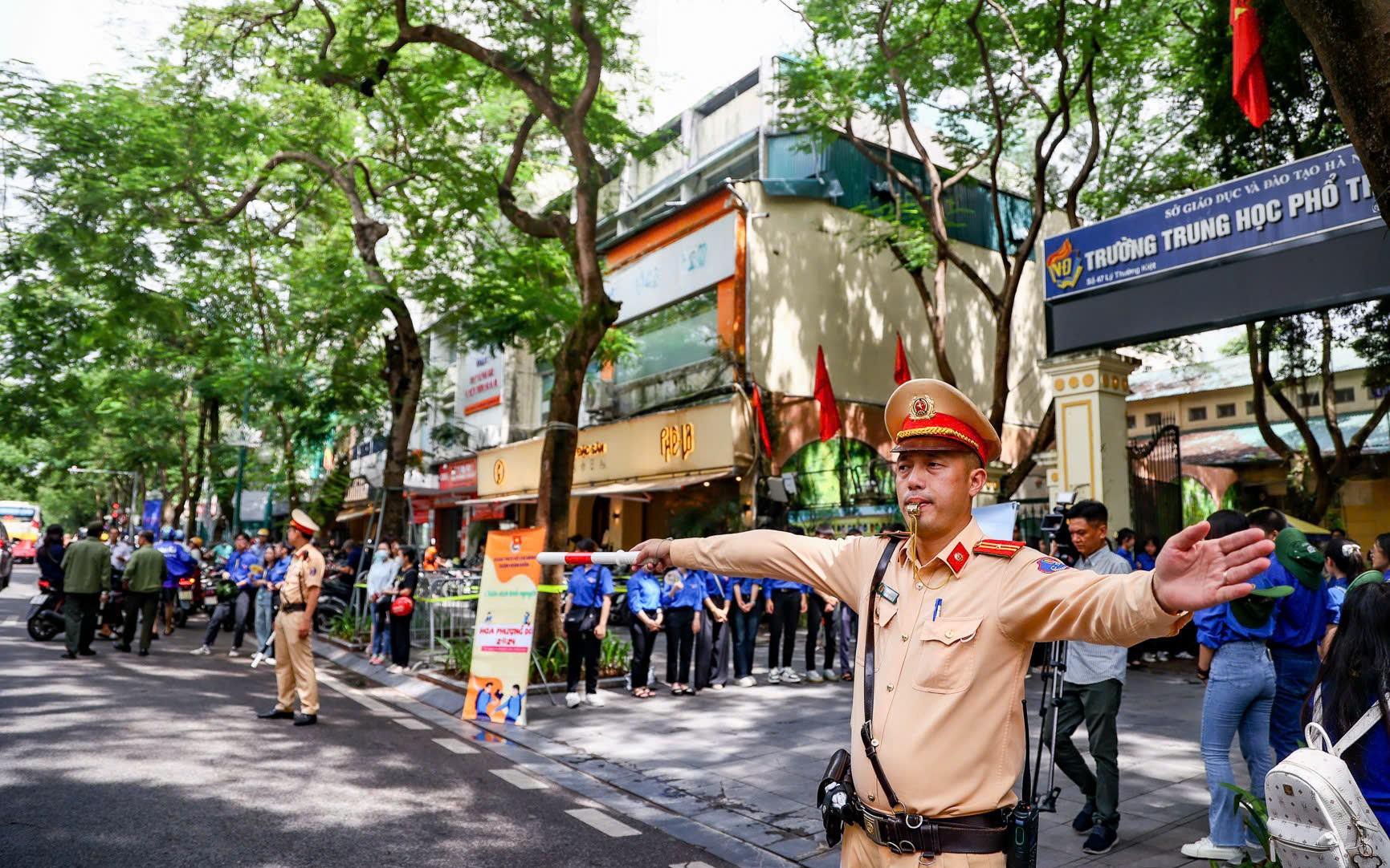 Phòng CSGT Hà Nội huy động 100% quân số ứng trực trên toàn tuyến, phối hợp cùng công an cơ sở bảo đảm an toàn giao thông tại các điểm thi