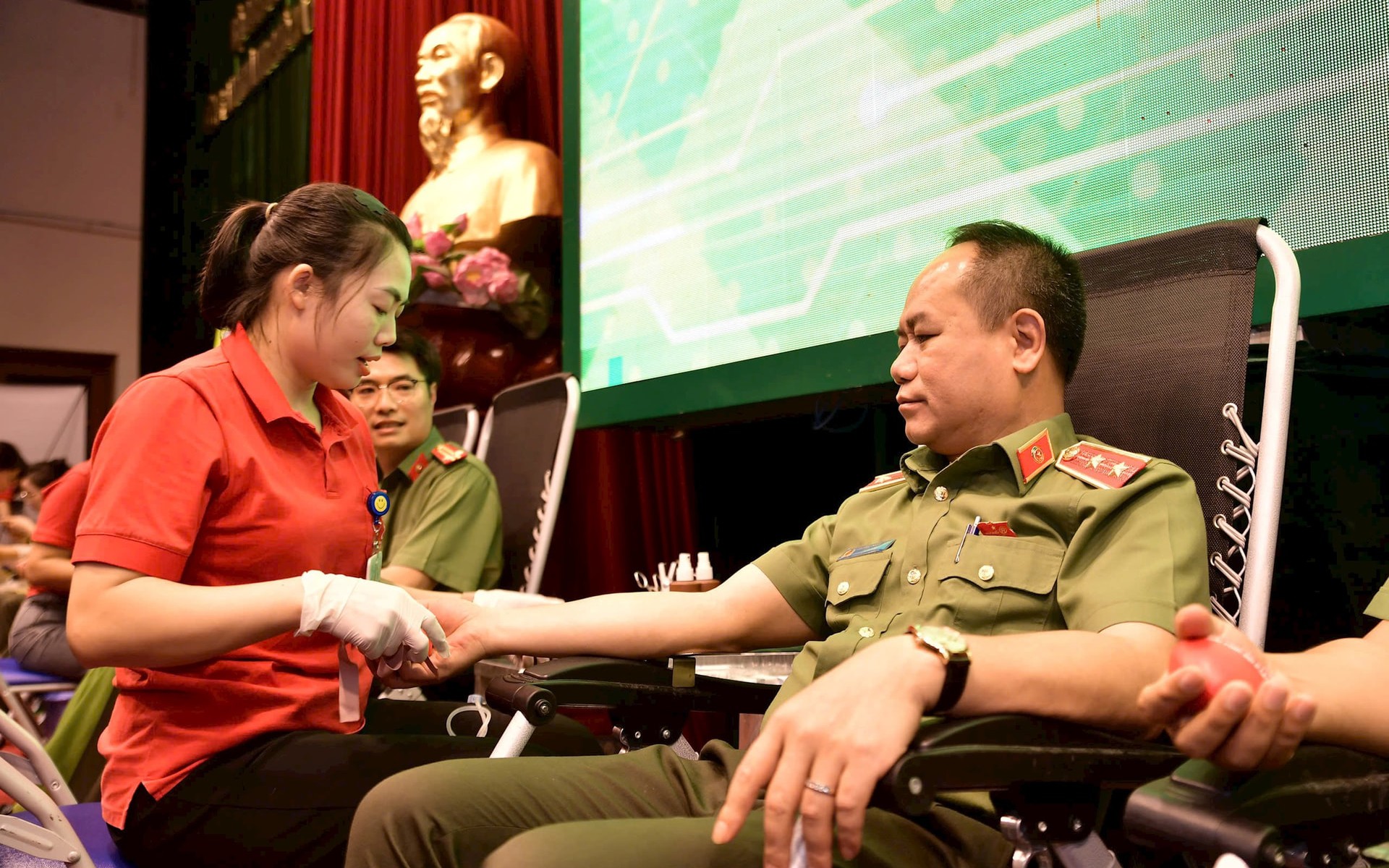 Trung tướng Nguyễn Thanh Tùng, Giám đốc Công an thành phố Hà Nội hiến máu tại Lễ phát động