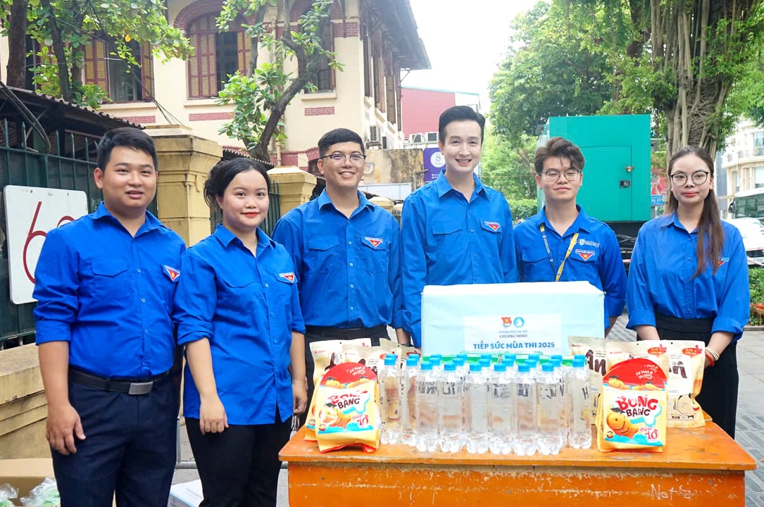Hơn 5.000 tình nguyện viên tham gia "tiếp sức mùa thi"- Ảnh 1.